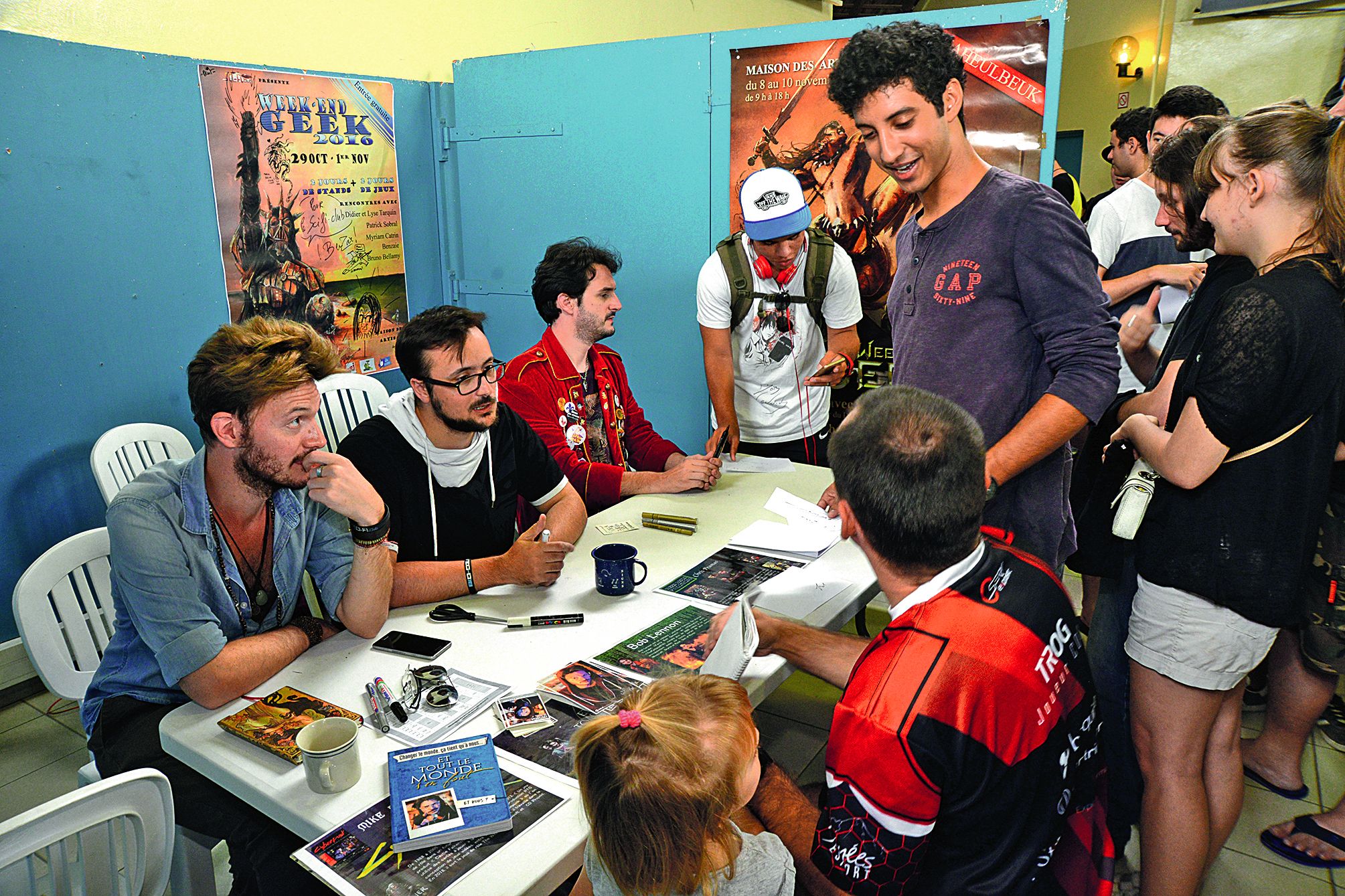 Les youtubeurs Axel Lattuada, à gauche, et Bob Lennon, à droite (veste rouge), réalisent des vidéos qui totalisent plusieurs millions de vues, chacun dans un style très différent. Axel Lattuada, avec sa web-série Et tout le monde s’en fout, décrypte des q