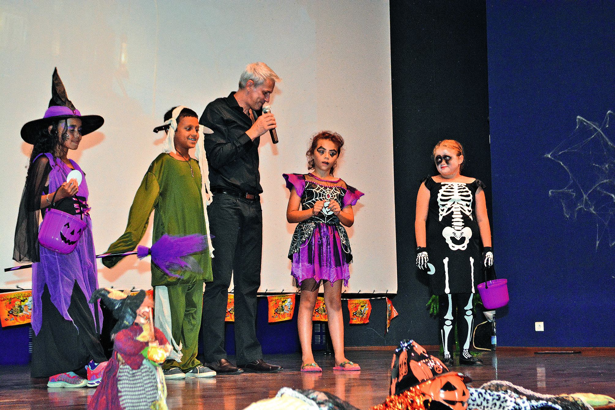 Quarante-six enfants se sont inscrits pour participer au concours de déguisement. Par groupe de 4 à 5, les petits monstres, sorcières et autres horribles personnages sont montés sur l’estrade avec Stanley, l’animateur du jour.