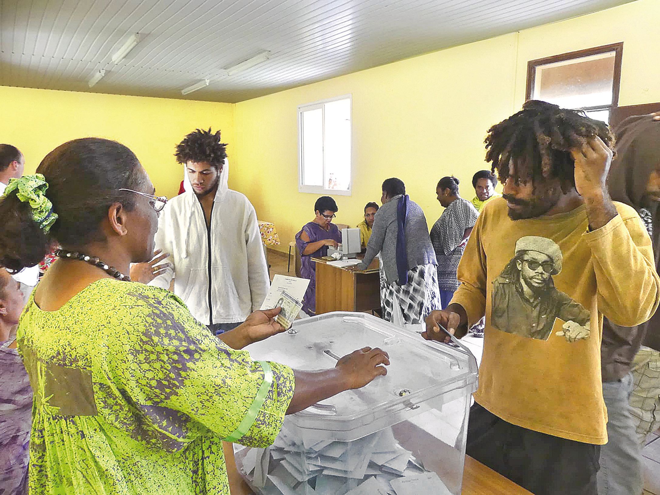 A Nakéty, tout le monde n’a pas l’habitude de voter. Le personnel du bureau a inlassablement expliqué la procédure.