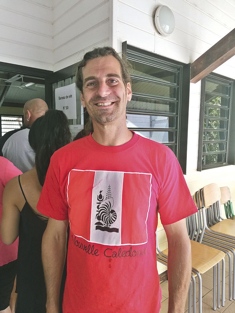 Laurent Edo, membre fondateur du Collectif pour un drapeau commun, arborait fièrement son tee-shirt aux couleurs d’un éventuel futur étendard pour le pays.