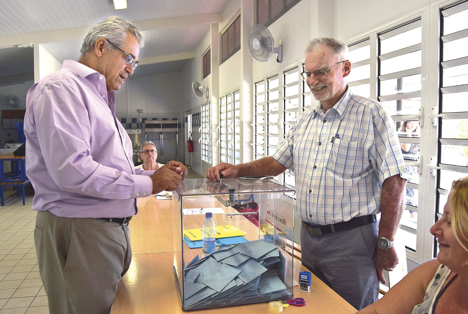 Le maire du Mont-Dore, Eric Gay, président du bureau de vote n° 1 à la mairie, a, lui, voté à 13 heures, au Vallon-Dore.