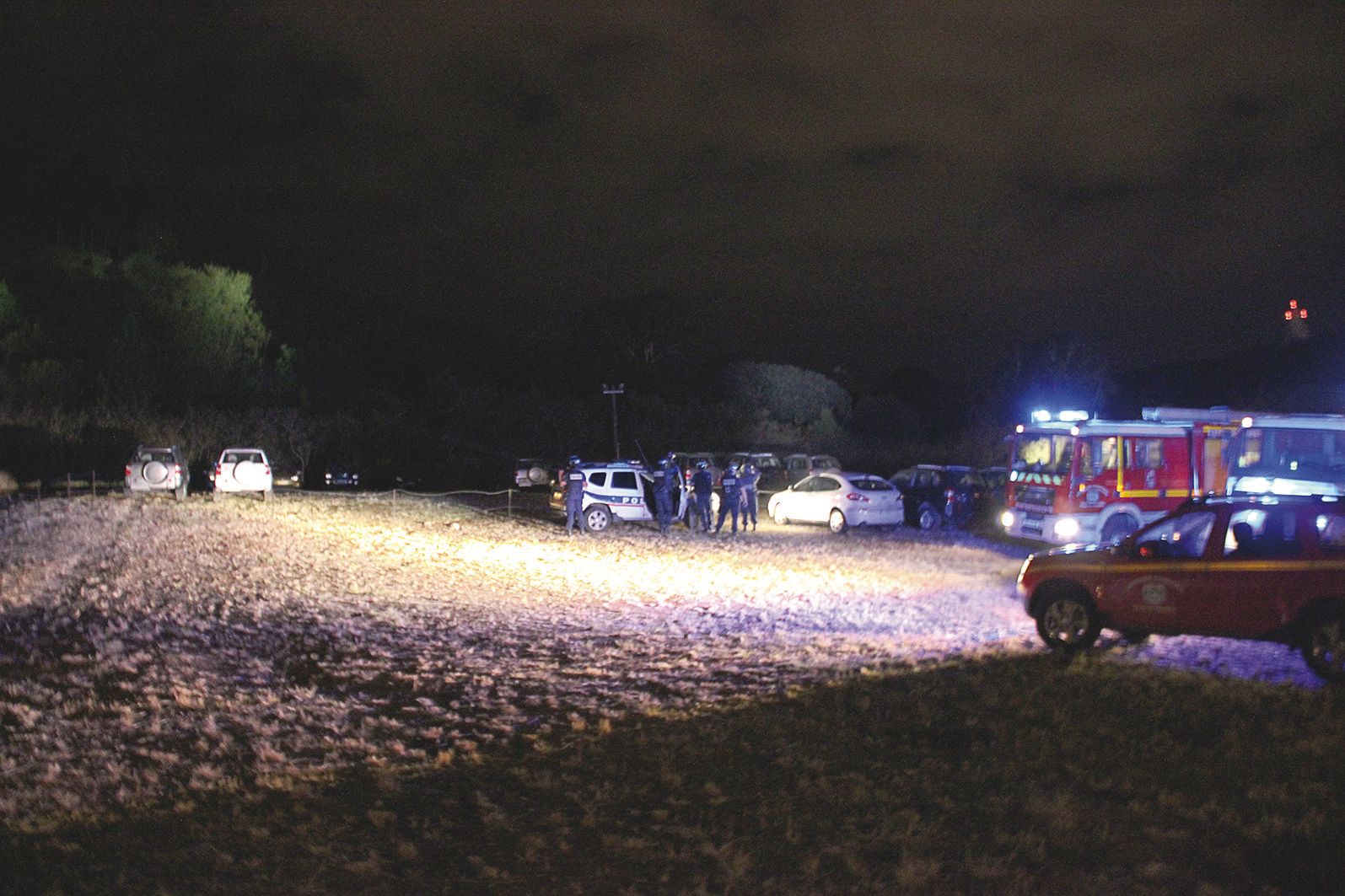Les policiers se sont immédiatement rendus sur le site du dépôt de Toyota à la recherche des incendiaires.