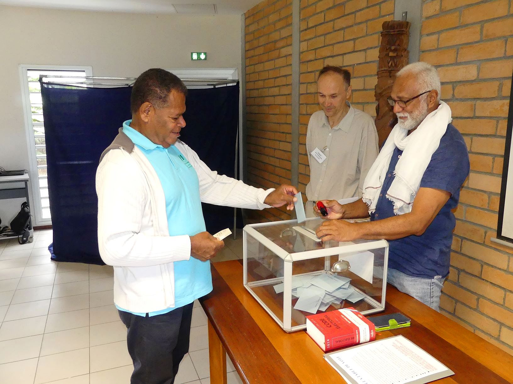 Daniel Goa, le président de l'UC, a voté comme à son habitude à la mairie de Hienghène, hier matin, avant d'aller vers Koné pour suivre les résultats avec d'autres élus indépendantistes.