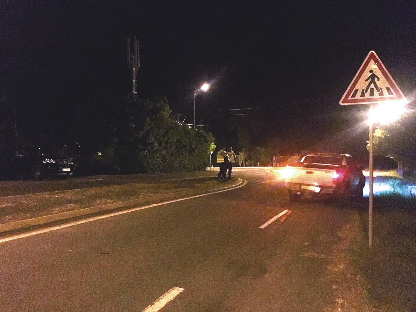 Hier, aux environs de 23h30, des pneus en feu formant des chicanes pour obliger les automobilistes à ralenti ont été placés sur la RP1, peu avant Thabor. Des caillassages ont également lieu. Du côté de La Coulée, la RP1 est bloquée au niveau du rond-point du supermarché Casino.