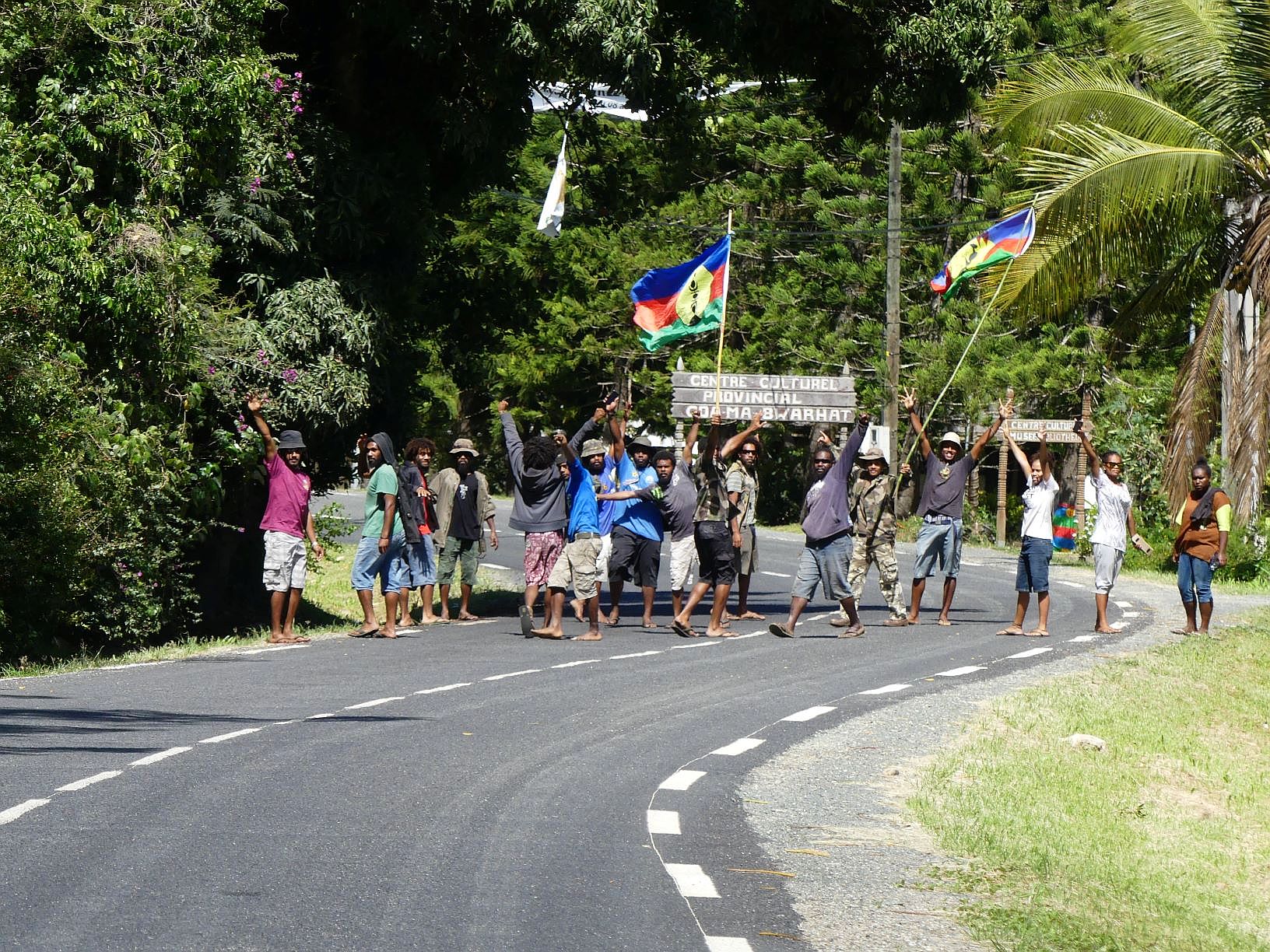 Des jeunes de Lindéralique, tribu dénuée de bureau, marchent ensemble vers le bureau de vote de la mairie. L'abstention : « ça va pas ou quoi ? », répond l'un d'eux. Pas ce 4 novembre. Dans le groupe, pourtant, beaucoup n'ont pas voté pour les élections de 2017.