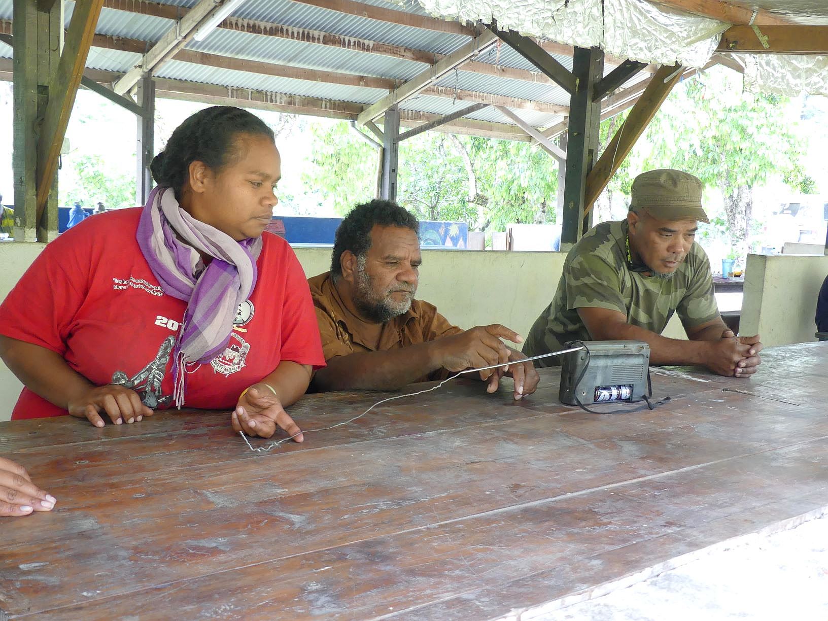Dans les tribus de Hienghène, comme ici à Tiendanite, on a suivi la radio toute la journée dans l'espoir d'indication sur les résultats. « C'est un moment très important pour nous, signale Patrick Couhia (à droite). C'est le moment d'arrêter le colonialisme, de repartir ensemble sur des bases saines ».