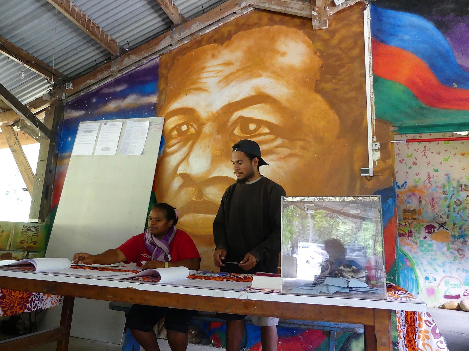 A Tiendanite, le bureau de vote est installé dans la maison commune, décorée, entre autres, d’un portrait de Jean-Marie Tjibaou. « On a fait les choses bien, il y a un isoloir, rigole Jean-Philippe Tjibaou, son fils. Je crois que c\'est la première fois, 
