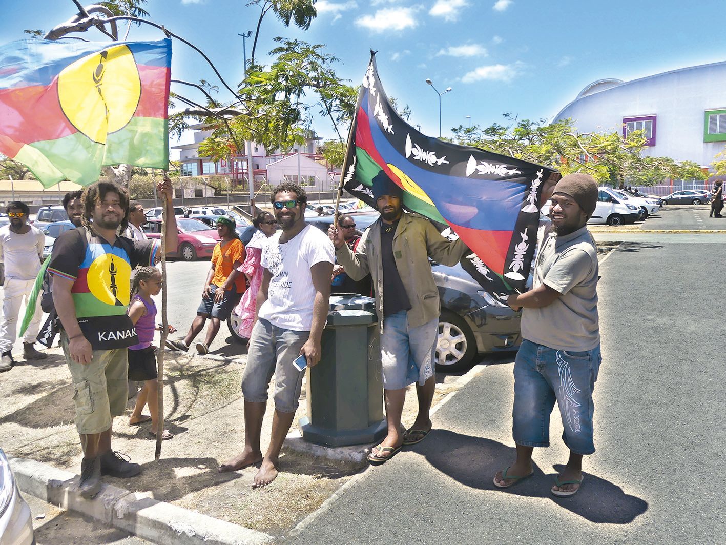 Originaire d’Ouvéa, Philippe (à gauche) et sa famille se sont fait un devoir de voter. Ils se sont rendus aux urnes de la salle François-Anewy dans la matinée. Photo Myrtille Serre