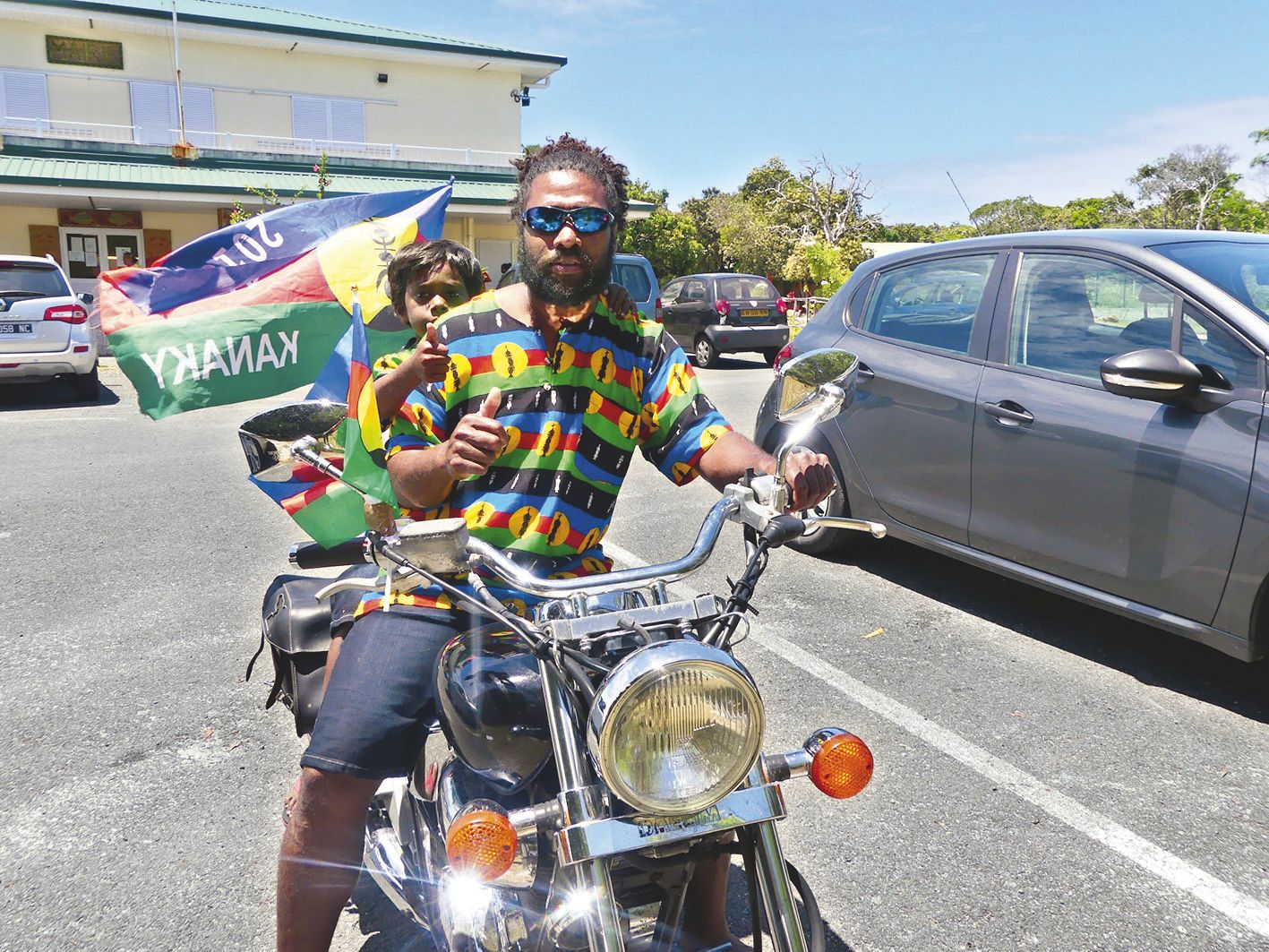 Comme beaucoup de Iaii, Marcel et son petit se sont assortis aux couleurs du drapeau pour marquer l’événement. Leur arrivée à moto au bureau  de vote de Wadrilla n’est pas passée inaperçue.