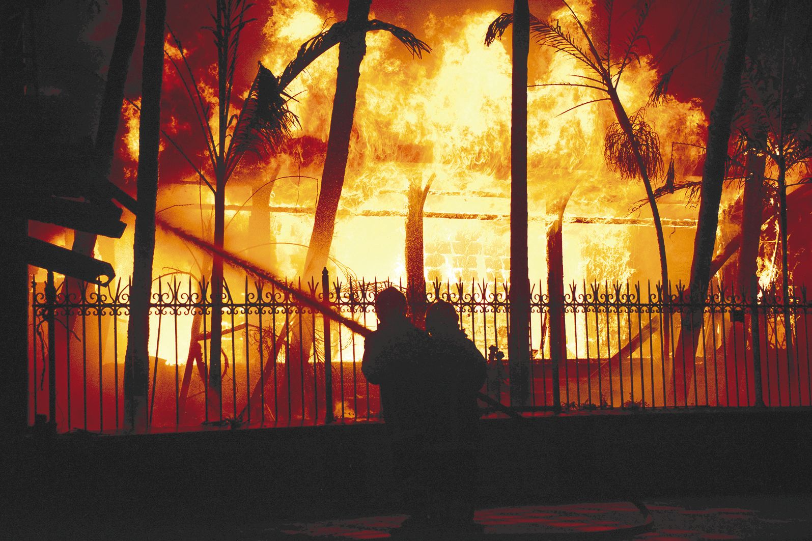 Un incendie s’est déclaré, peu après minuit, avenue du Maréchal Foch, au centre-ville de Nouméa. L’ancienne animalerie Animal Passion était la proie des flammes. D’après les premières constatations, le feu pourrait être d’origine criminelle. Photo Thierry