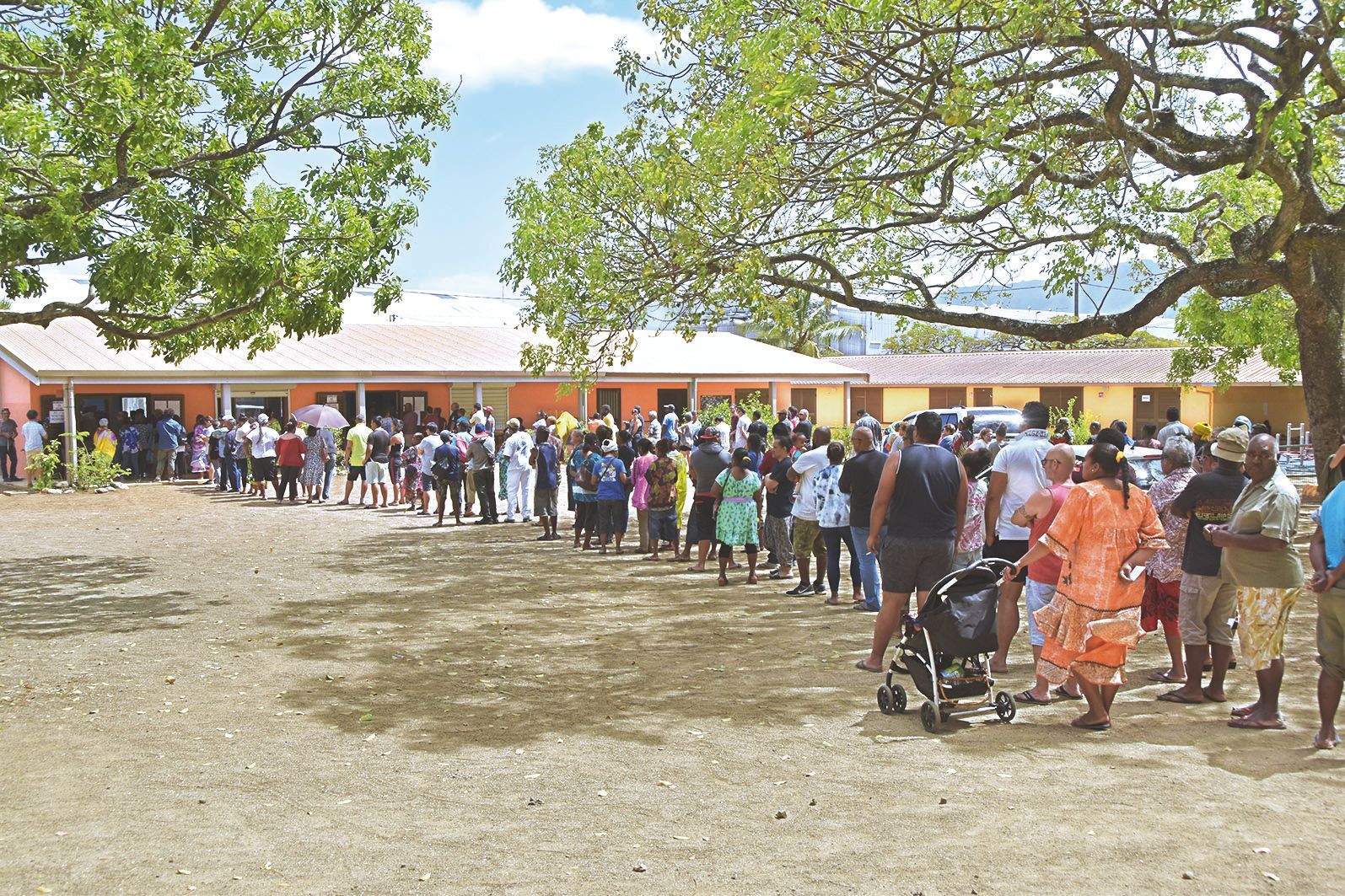 Les électeurs ont été matinaux hier. « À 8 h 30, nous avions déjà fait voter 35 personnes », note Kevin Lucien, président du bureau 29 à l’école Gustave-Mouchet. Photo Thierry Perron. 