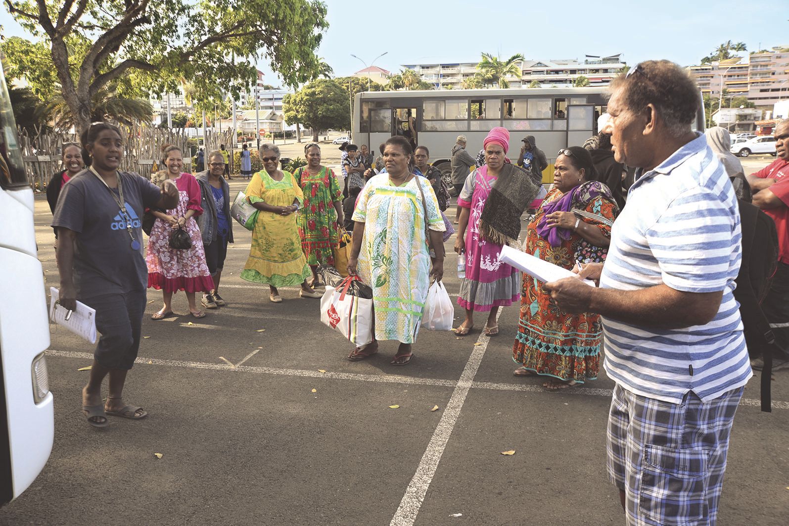 De bon matin, des électeurs originaires de Kaala-Gomen ont profité des navettes gratuites, au départ de la baie de la Moselle, pour aller voter chez eux. Photos Thierry Perron
