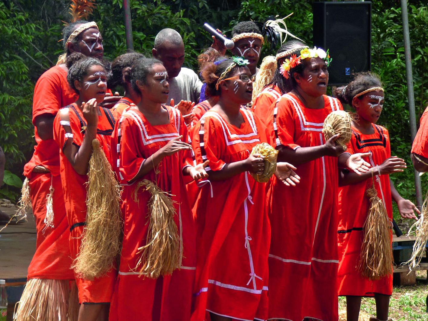 Après les coutumes d’accueil, les danses traditionnelles de la troupe de Kumo ont lancé l’ouverture de l’édition 2018. Des chants et des danses en rapport avec l’igname et la terre ont rythmé la journée.