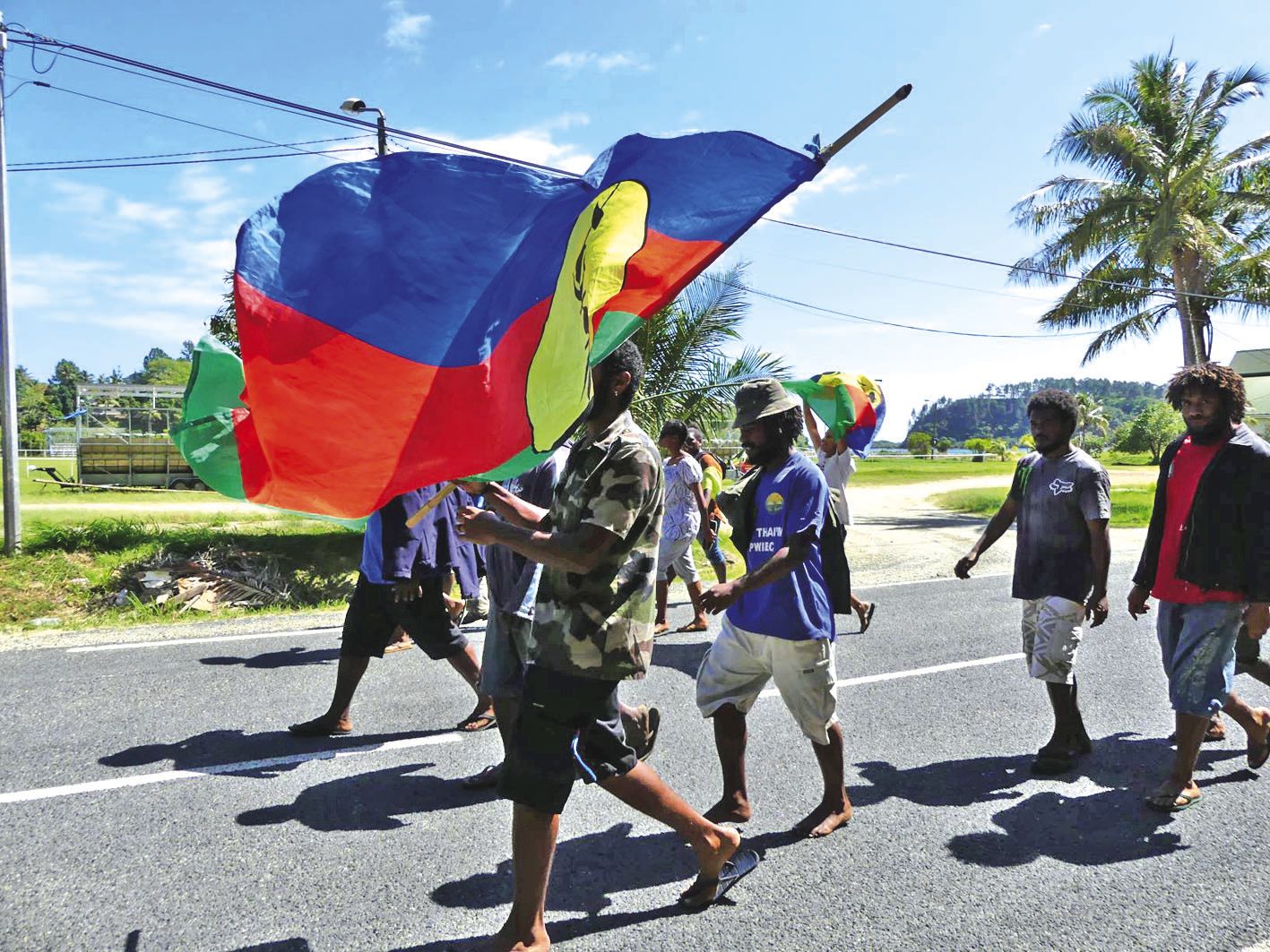 À Hienghène, sur le chemin du bureau de vote, on affichait ses couleurs. La commune a voté  « oui » à 94,75 % des suffrages exprimés, le plus gros score du pays.Photo Charlie Réné