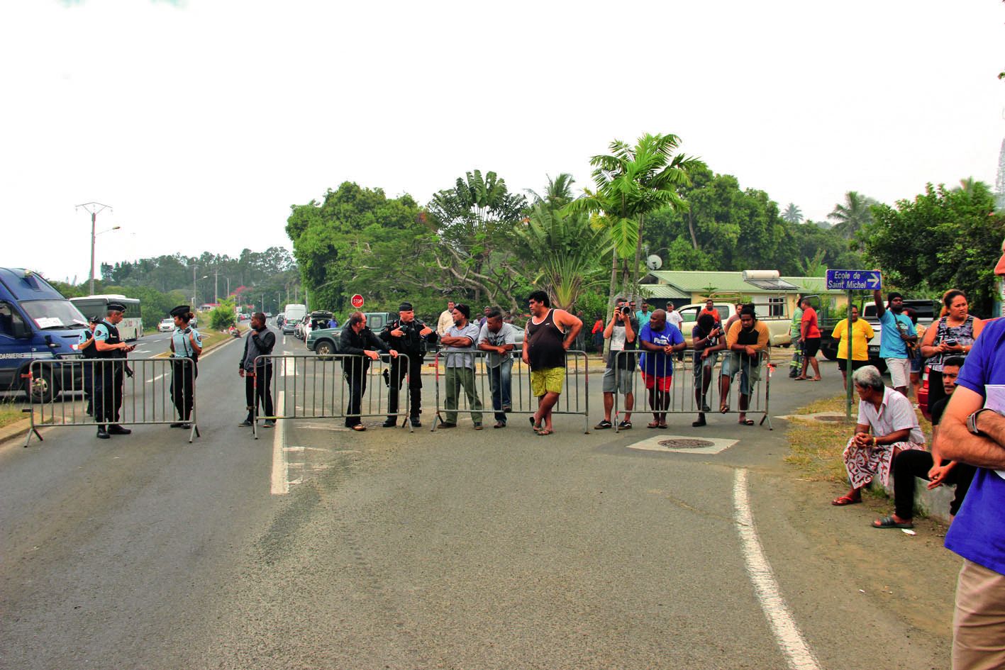 Des dizaines d’automobilistes, habitants du quartier et badauds, ont suivi toute la journée l’évolution des événements. Photo J.-A.G.-L.