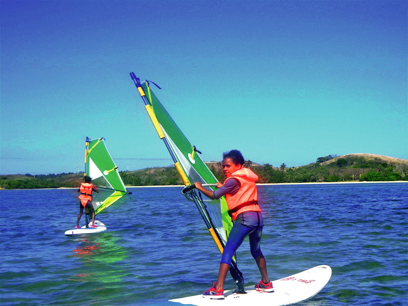 Pour les enfants, la planche à voile est un sport permettant d’acquérir toutes les techniques de base, en toute sécurité.