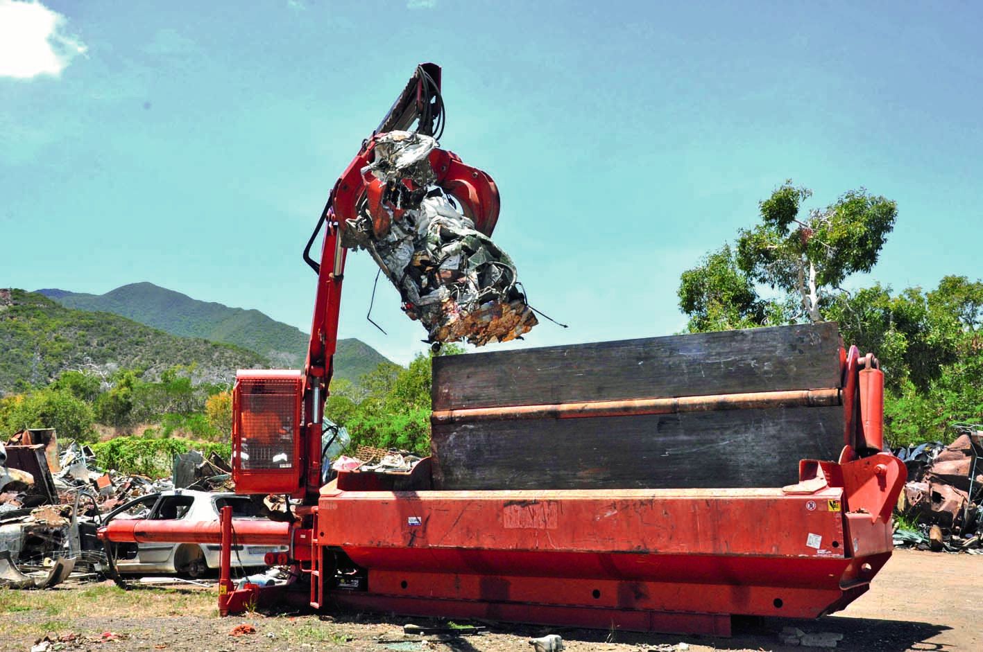 Démonstration de la presse aplatisseuse de VHU traités à la station de dépollution.