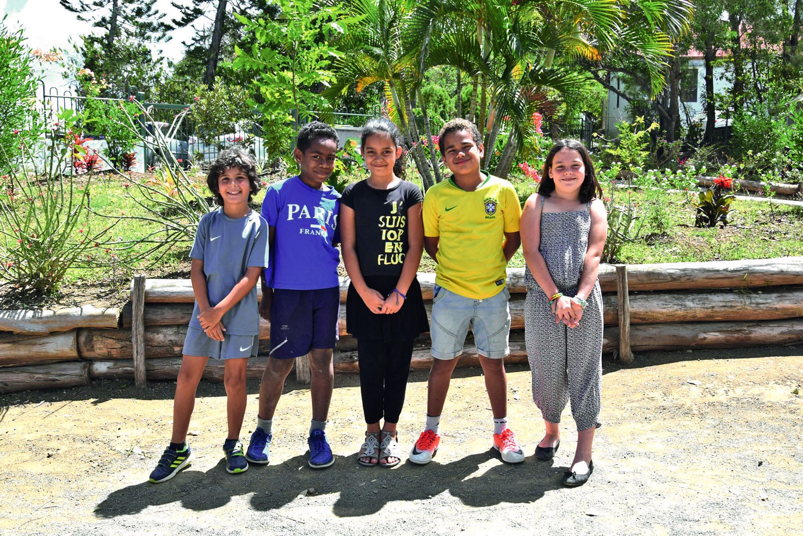 Elèves de CM1 à l’école Léonie-Avril, Rubèn, Léon, Gahyah, Boaoré et Maya (de gauche à droite sur l’image) sont fiers de leurs résultats.Photo K.M.