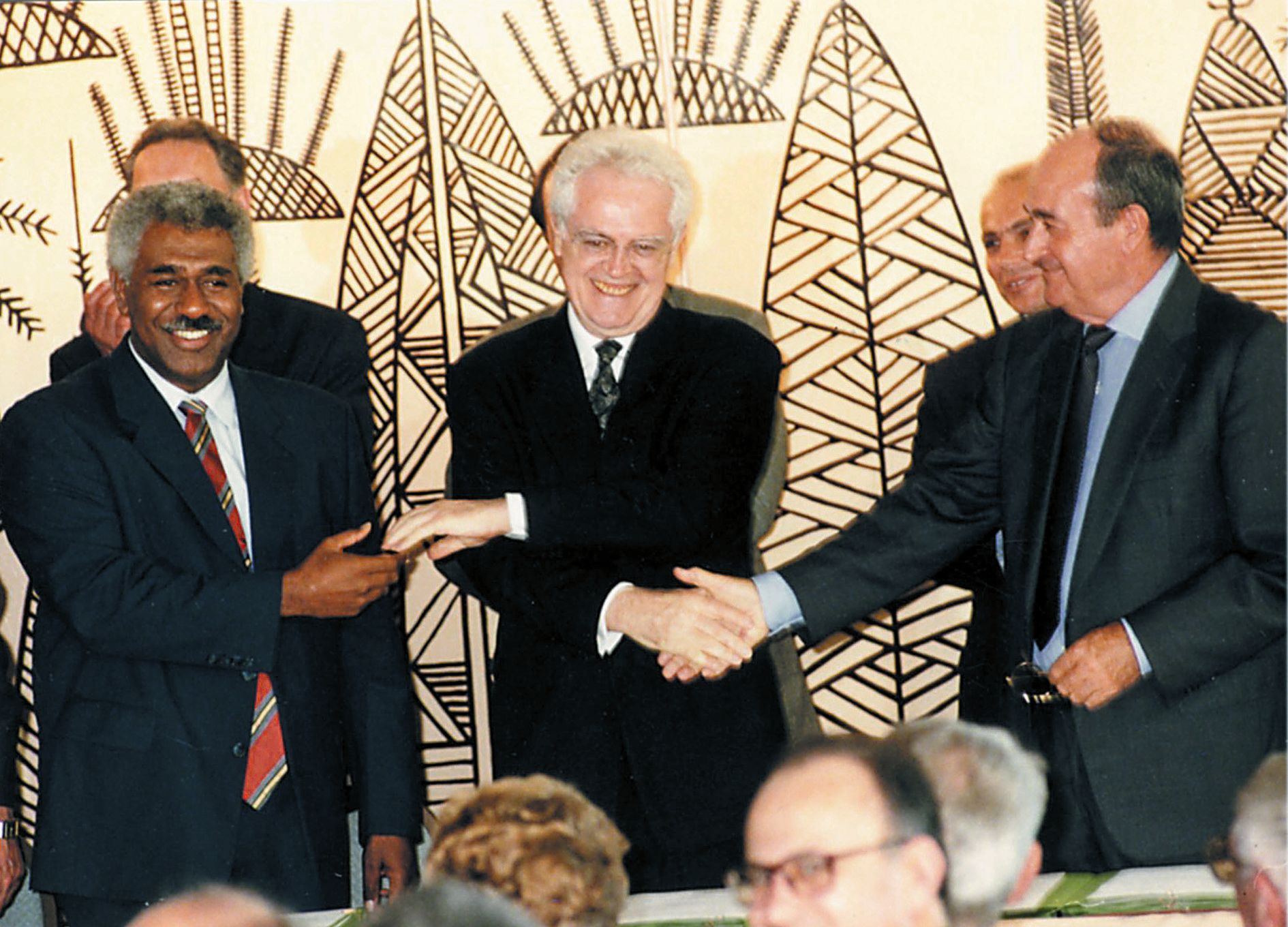 Le président du FLNKS Roch Wamytan, le Premier ministre Lionel Jospin, et le leader du RPCR Jacques Lafleur signent en 1998 l’accord de Nouméa, source du régime institutionnel sous lequel vivent aujourd’hui les Calédoniens. Photo Archives LNC