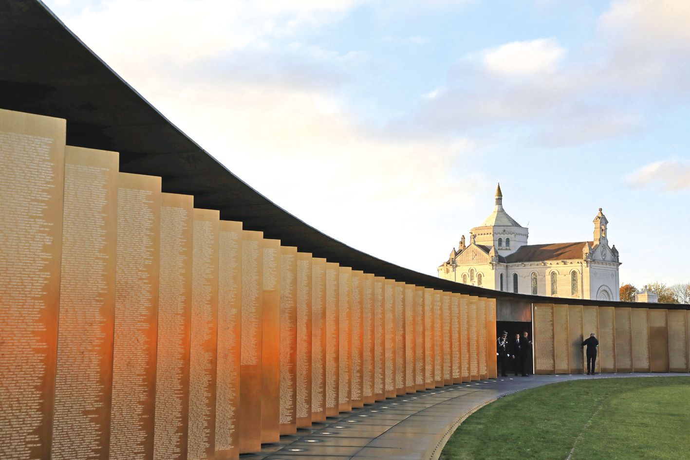 Le Mémorial international de Notre-Dame de Lorette, dans le Pas-de-Calais, sur lequel sont gravés les noms de 600 000 soldats de toutes les nationalités morts en Flandre française et en Artois.Photo AFP