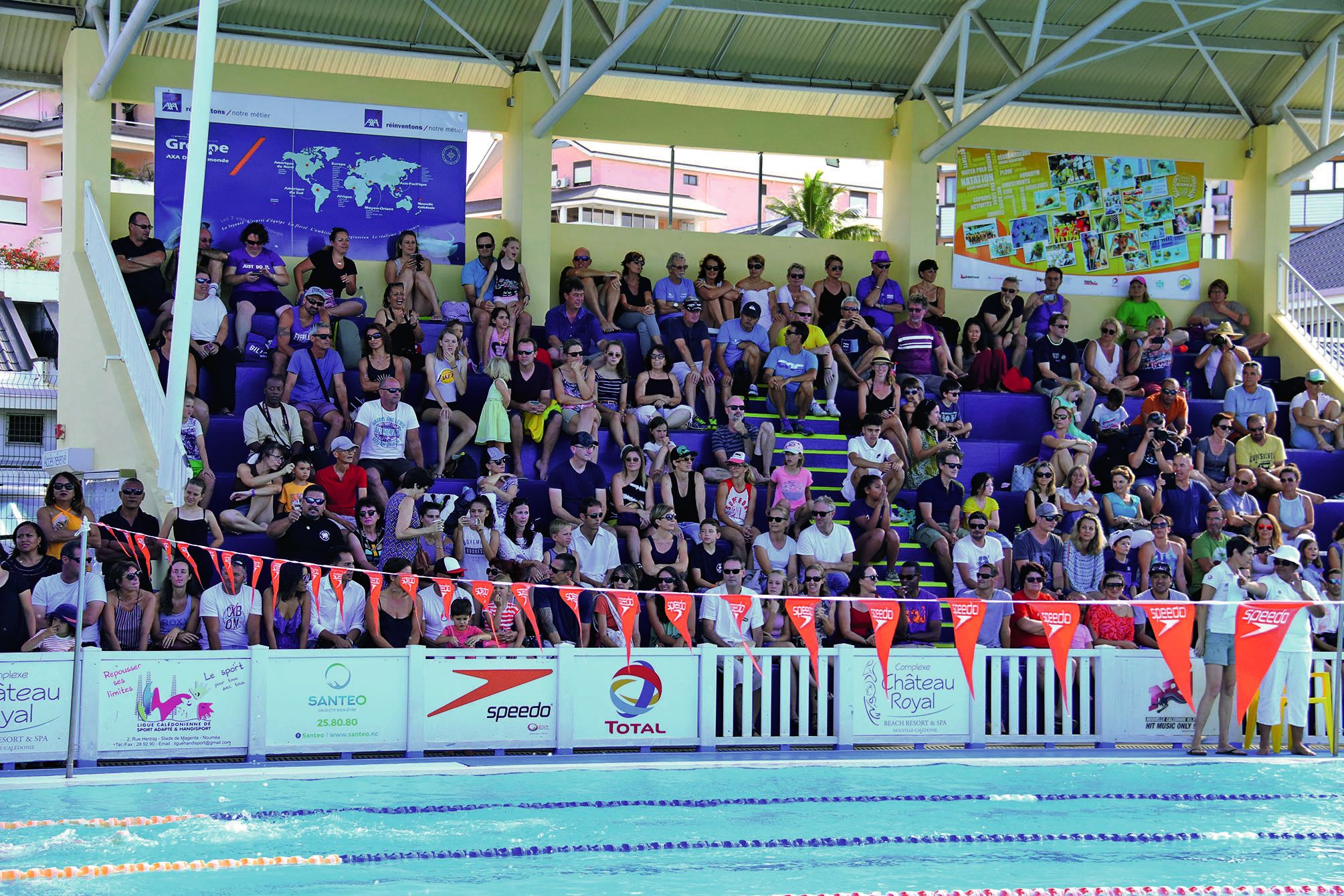 La tribune du CNC était pleine à craquer samedi après-midi. Les familles se sont déplacées en nombre pour suivre leurs nageurs.