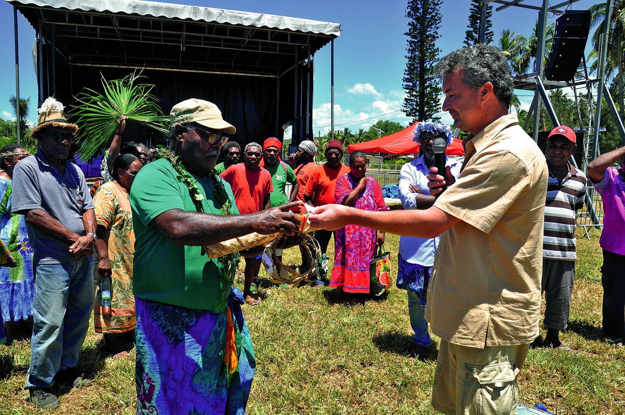 Les visiteurs arrivés par le Betico vendredi midi ont fait une coutume d’accueil aux « vieux » de la tribu de Rôh. A cette occasion, ces derniers ont découvert le chocolat belge.