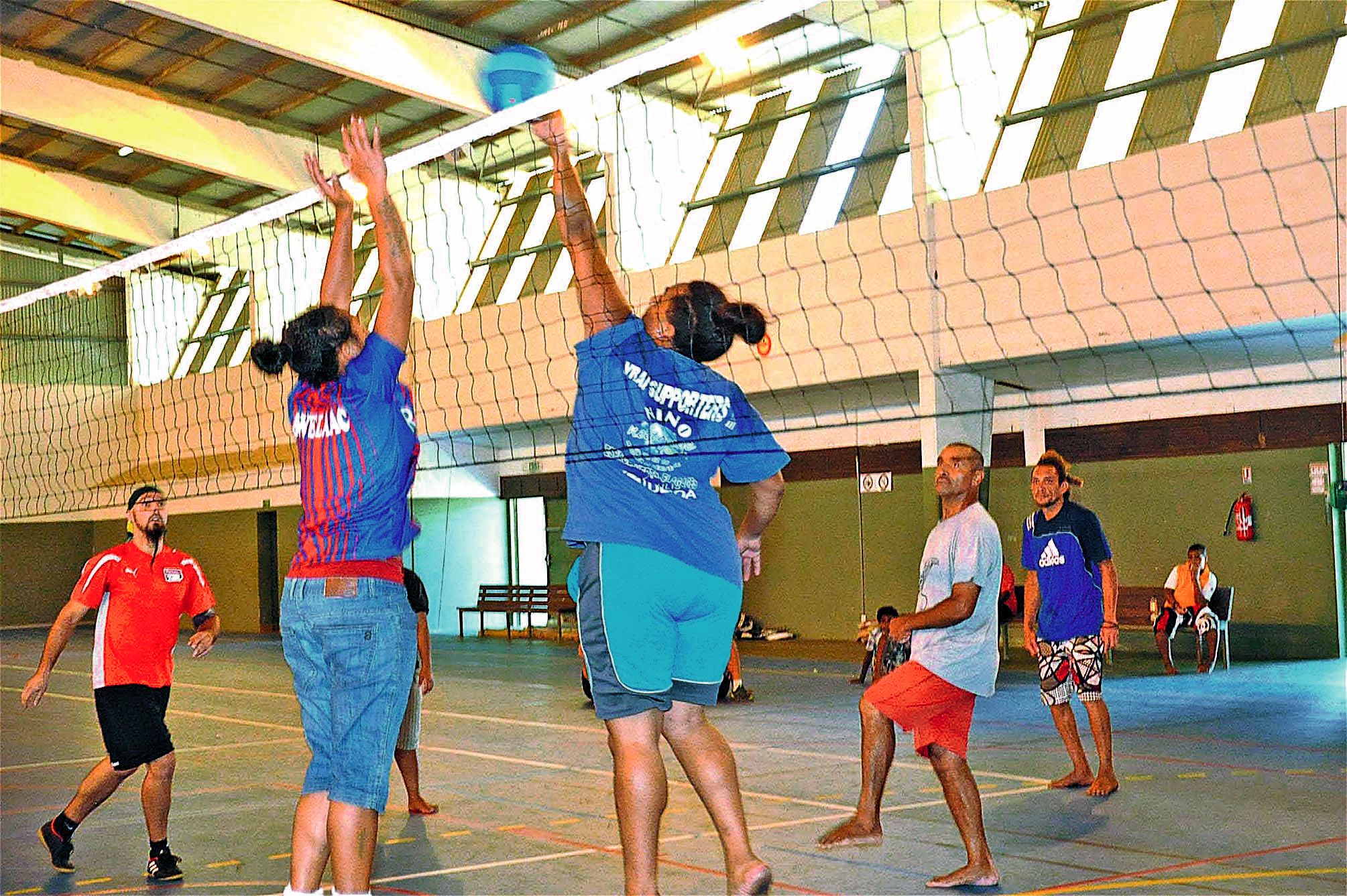 Cette Coupe communale finalisait les activités sportives mises en place durant l’année par la commission d’animation communale dans le domaine du volley-ball. Huit équipes mixtes étaient au rendez-vous. Elles se sont toutes rencontrées pour se classer au cumul des victoires. Ici, Centrale bat au tie-break Salade de Balade 2 sets à 1.