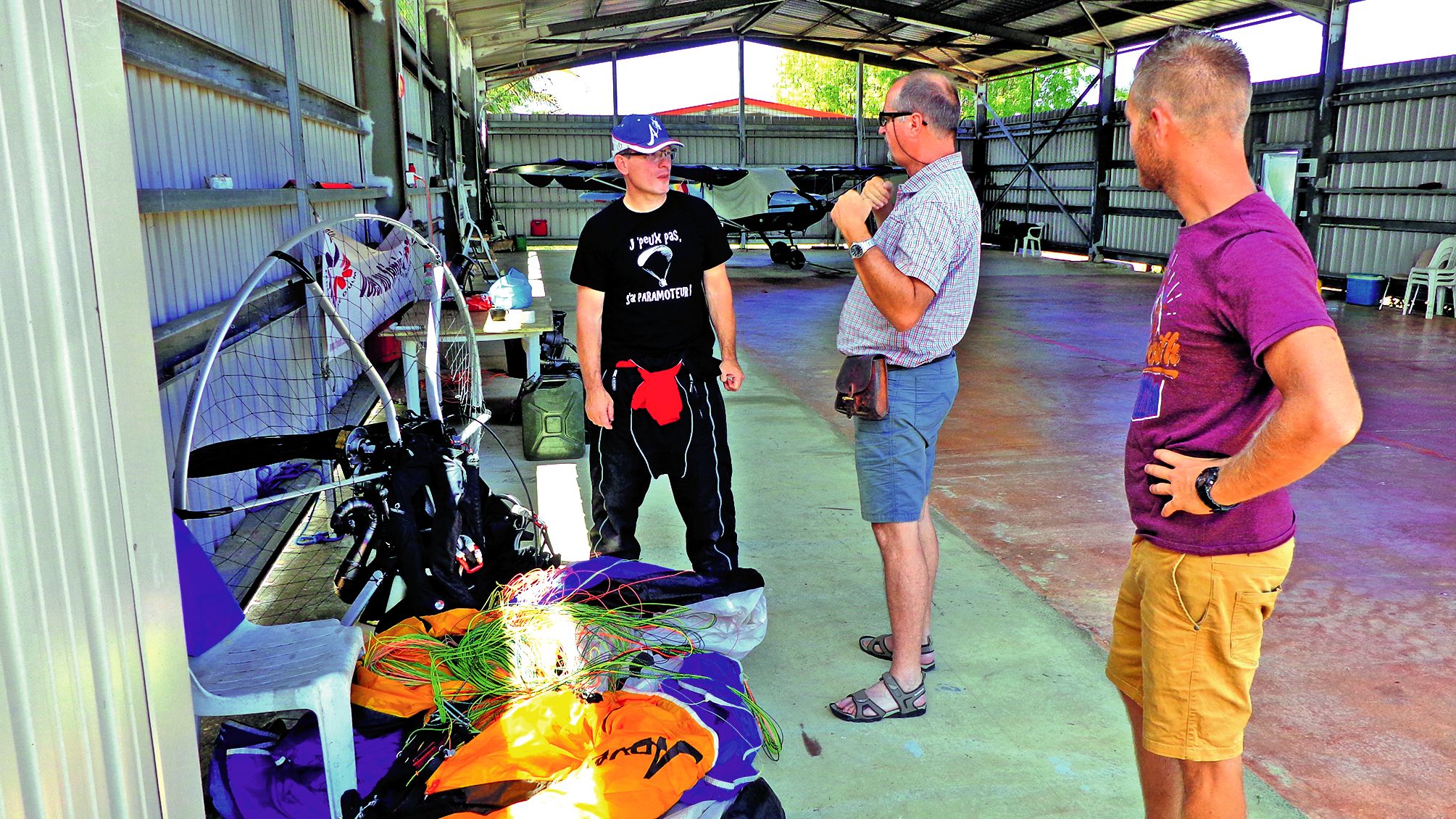 Le paramoteur, une autre façon de découvrir le ciel et de voler. Éric Plantecoste est venu tôt le matin, depuis Nakutakoin, avec son engin pour faire découvrir sa passion aux visiteurs.