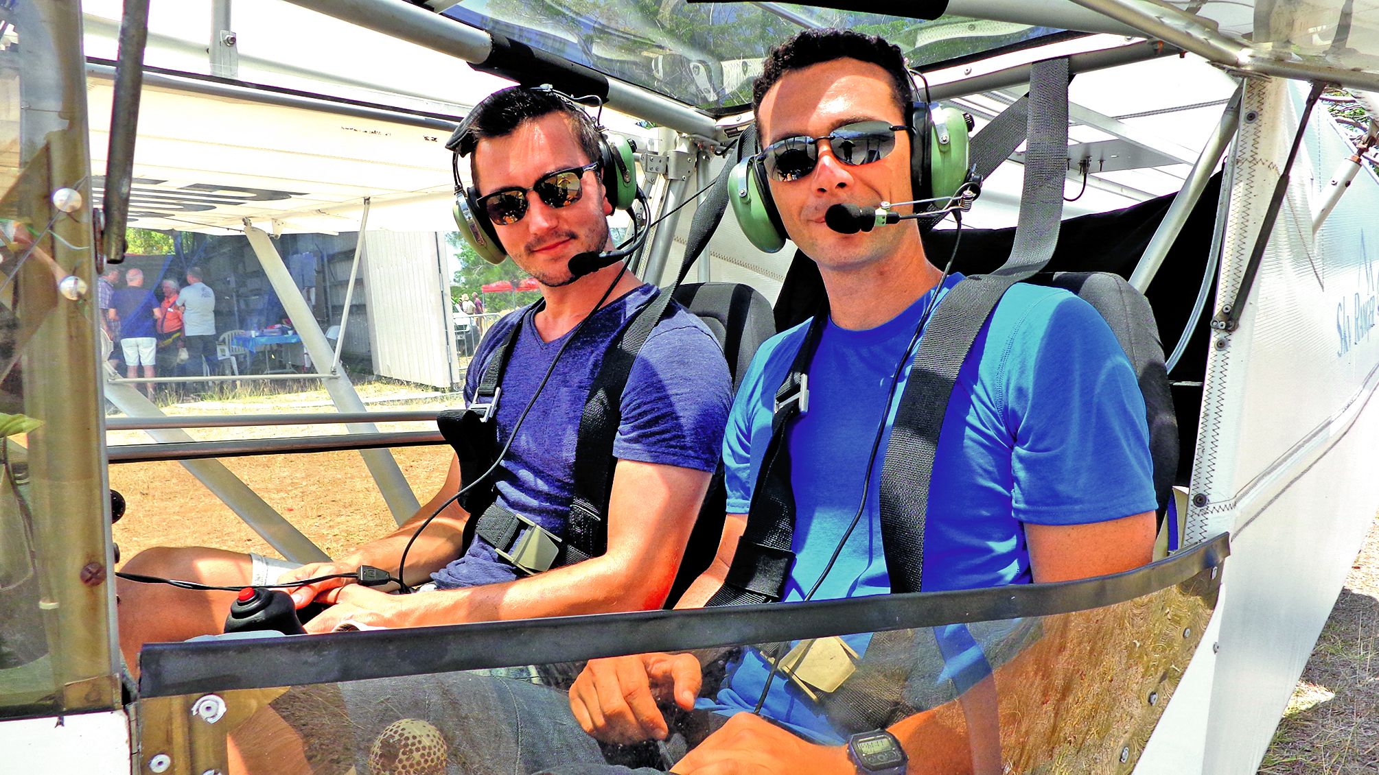 Angélo Bierge (à droite), président de l’aéro-club du CMO La Foa et pilote d’ULM, a proposé aux visiteurs des baptêmes en ULM. Comme ici Alexandre, qui est venu de Nouméa pour cette journée spéciale de découverte des activités de l’aérodrome de Ouatom.