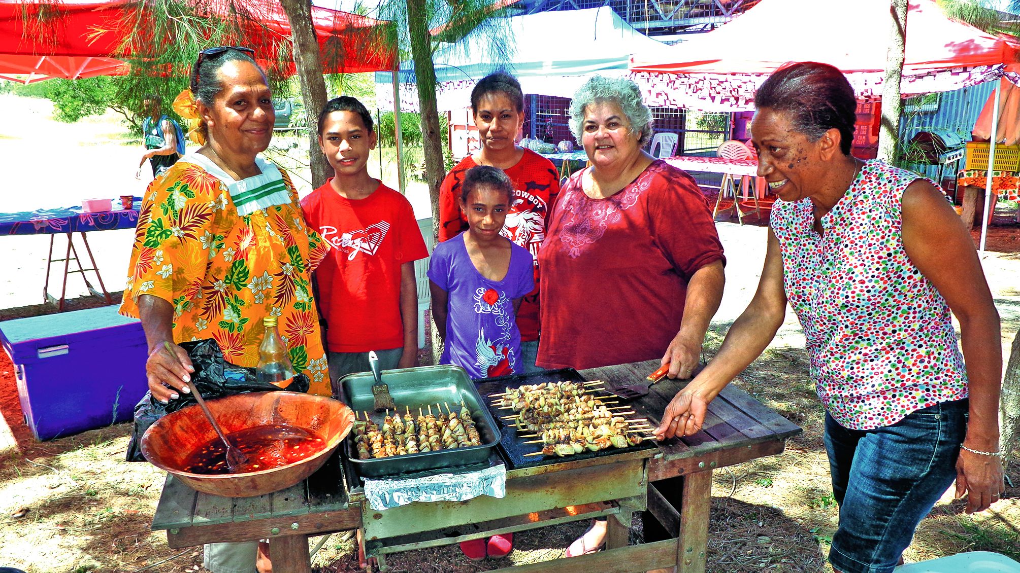 Les femmes des associations de la tribu de Ouatom étaient présentes sur le site pour proposer une restauration sur mesure.