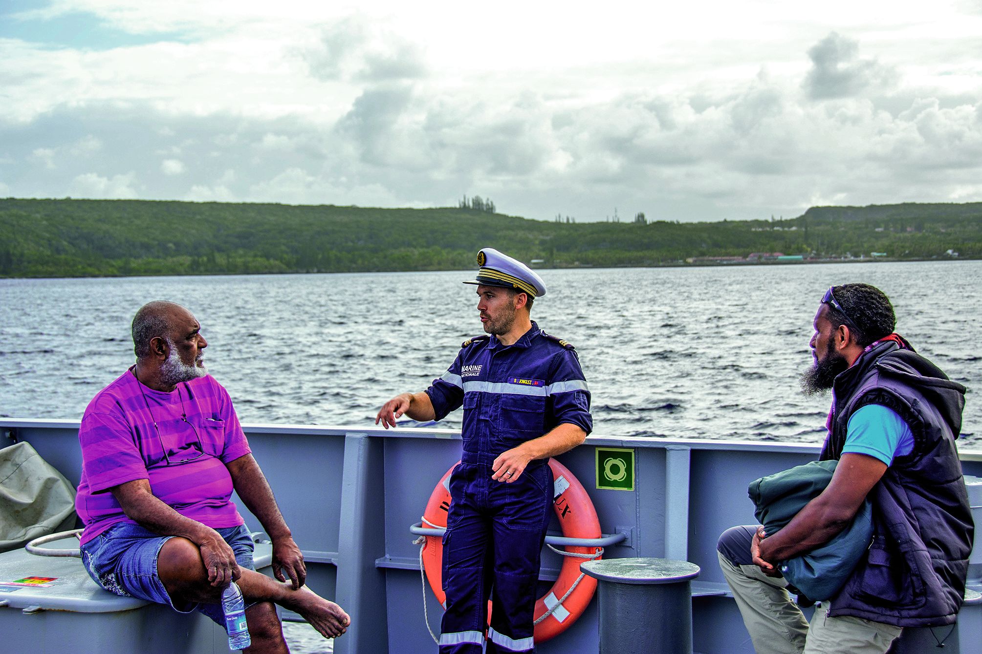Pour Georges Reuru (à droite sur la photo), la durée du transit a été l’occasion de nombreux échanges.