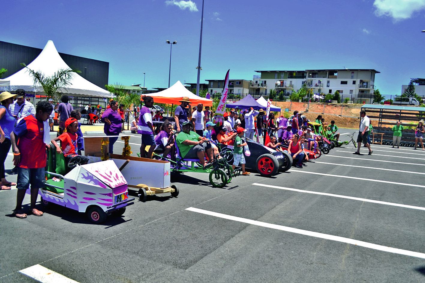 Les onze équipes de la course à savon ont attendu une quinzaine de minutes avant que le jury annonce les vainqueurs des différents prix.