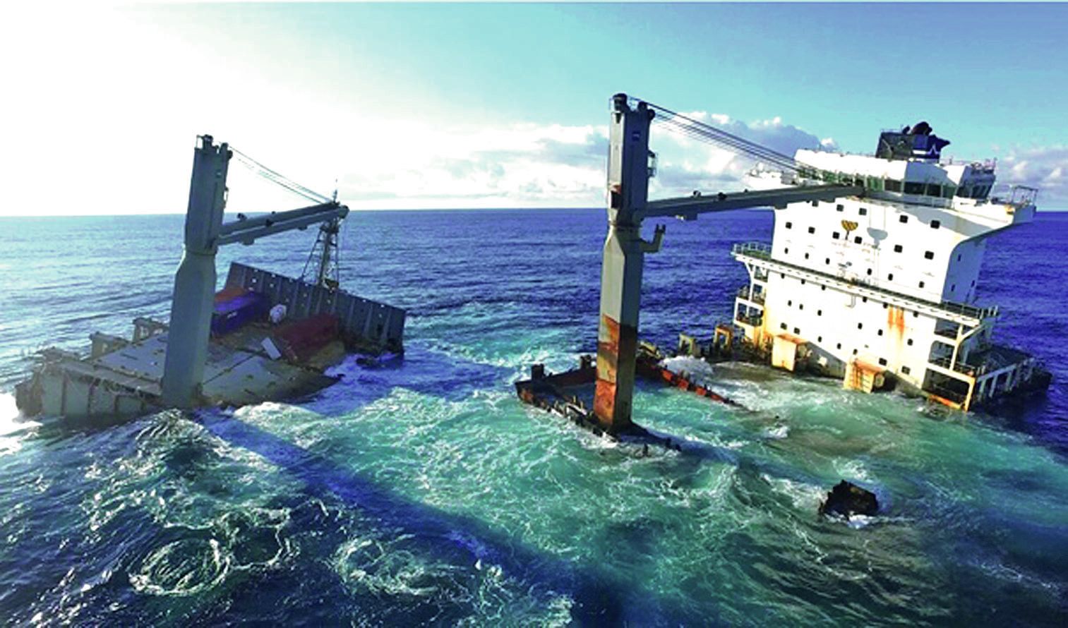 Lancé à 18 nœuds, le navire, de la compagnie Lomar Shipping, se fracasse sur le récif Durand, le 12 juillet 2017. Il est échoué sur 70 % de sa longueur.