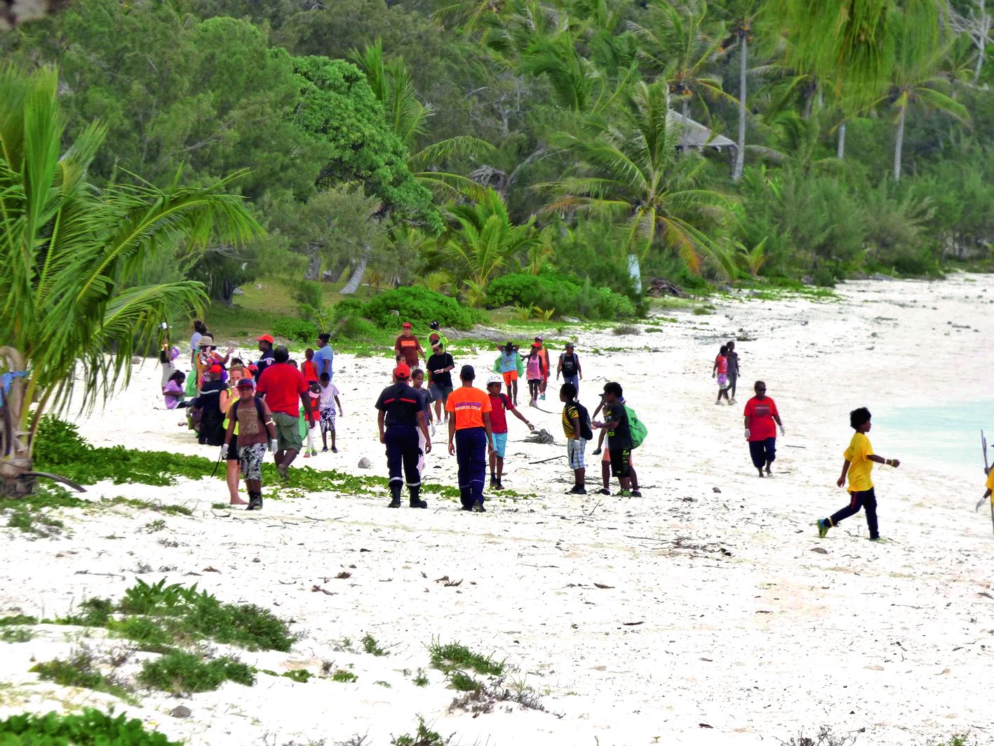 Sur la plage de la baie de Chateaubriand, les enfants se sont regroupés avant d’entamer la collecte des déchets, tout en respectant les règles du tri sélectif.