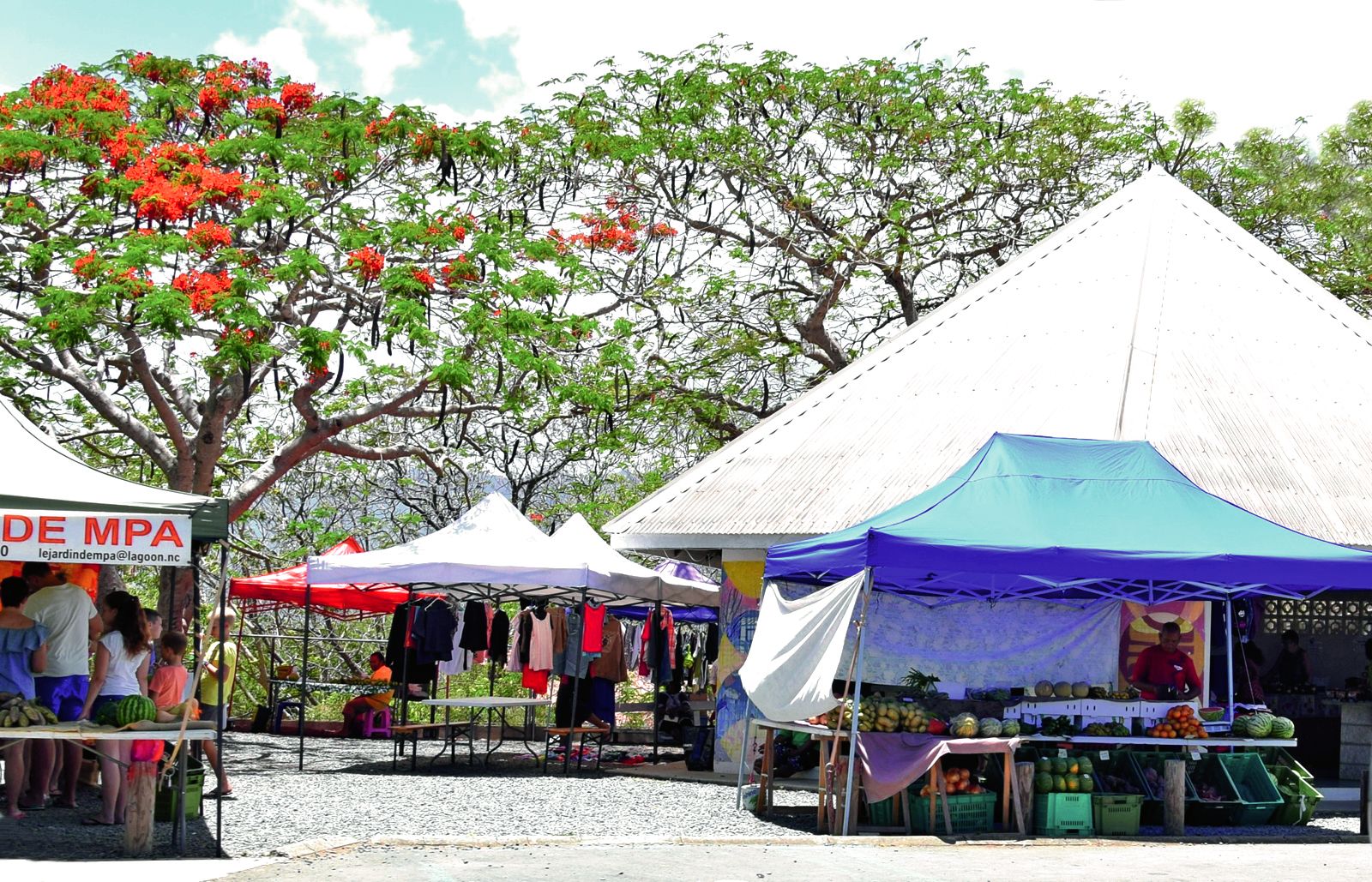 POUEMBOUT. Le marché s’est transformé en vide-greniers ce samedi matin. Avec plus d’une vingtaine de stands, il était facile de trouver son bonheur, tout en écoutant la musique proposée par Barthélemy.