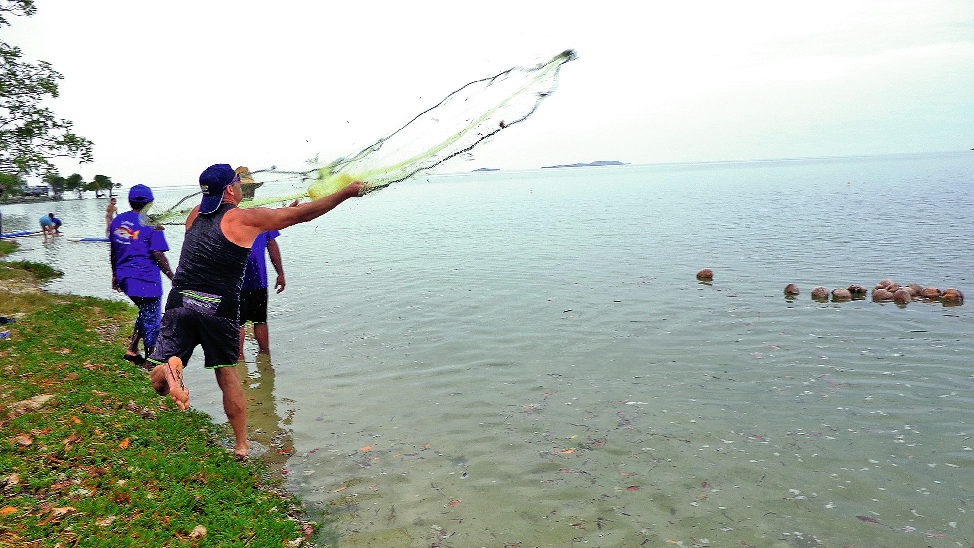 De nombreuses animations ont eu lieu au cours de cette journée de fête et chacun a pu profiter des jeux de la mer en attendant l’arrivée des bateaux. Le lancer d’épervier sur des cocos secs a permis aux femmes et aux hommes de montrer des qualités de lanceur. Les visiteurs ont également pu s’adonner à la pratique du paddle.