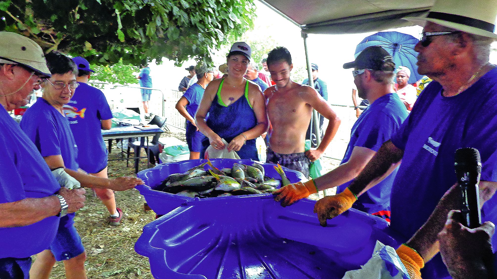 Malgré un déluge de pluie qui s’est abattu sur le site de Tanghy, les membres de l’association étaient très attentifs à la pesée des prises de chaque équipage, avec le comptage des poissons, le pesage et les mesures. Avec 61 bossus dorés pour un poids de 30 kg, c’est Vanessa Crevissier, qui a remporté le concours, tous les autres participants ont aussi été récompensés.