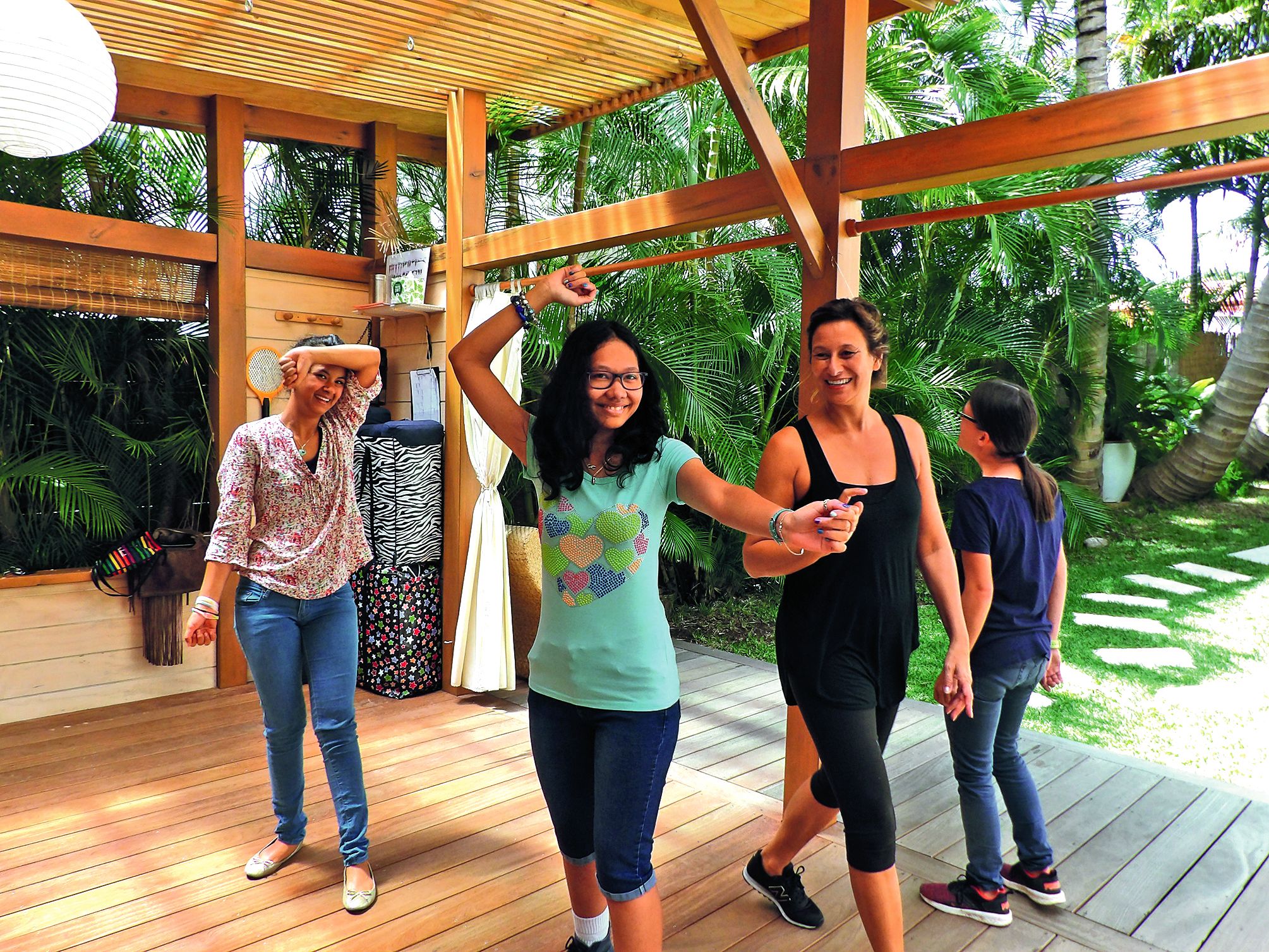 Hier matin, un atelier collectif théâtre s’est tenu dans l’espace extérieur de My Om, mené par la comédienne Sam Kagy. Le groupe travaille sur l’expression des émotions. Photo K.P.