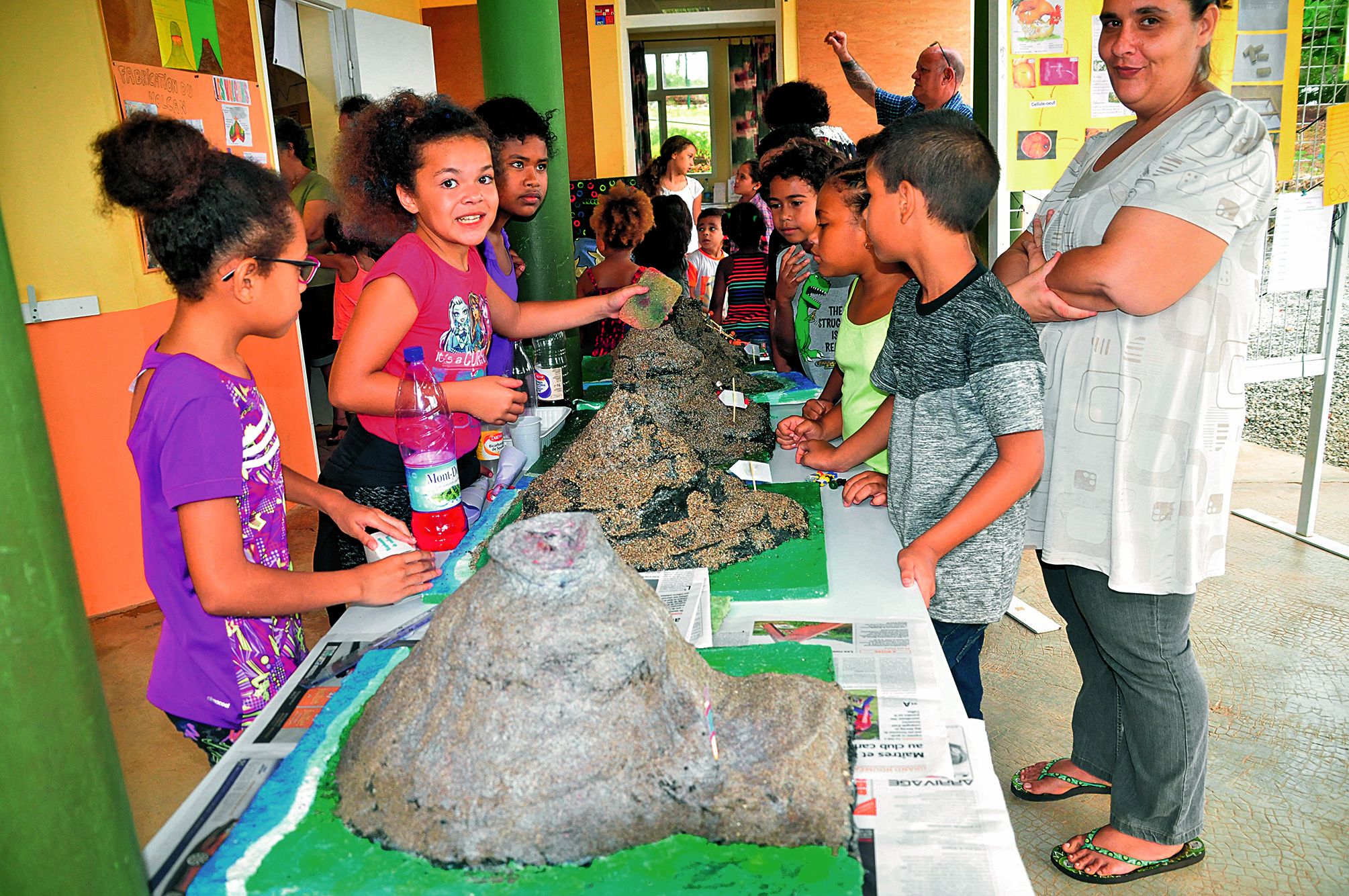 Durant la journée de mardi, les écoliers de Pouembout et de Népoui ont exposé le fruit de leurs investigations menées dans le cadre de projets interdisciplinaires, tout au long de l’année. Un groupe a présenté la confection d’un volcan, avec une éruption 