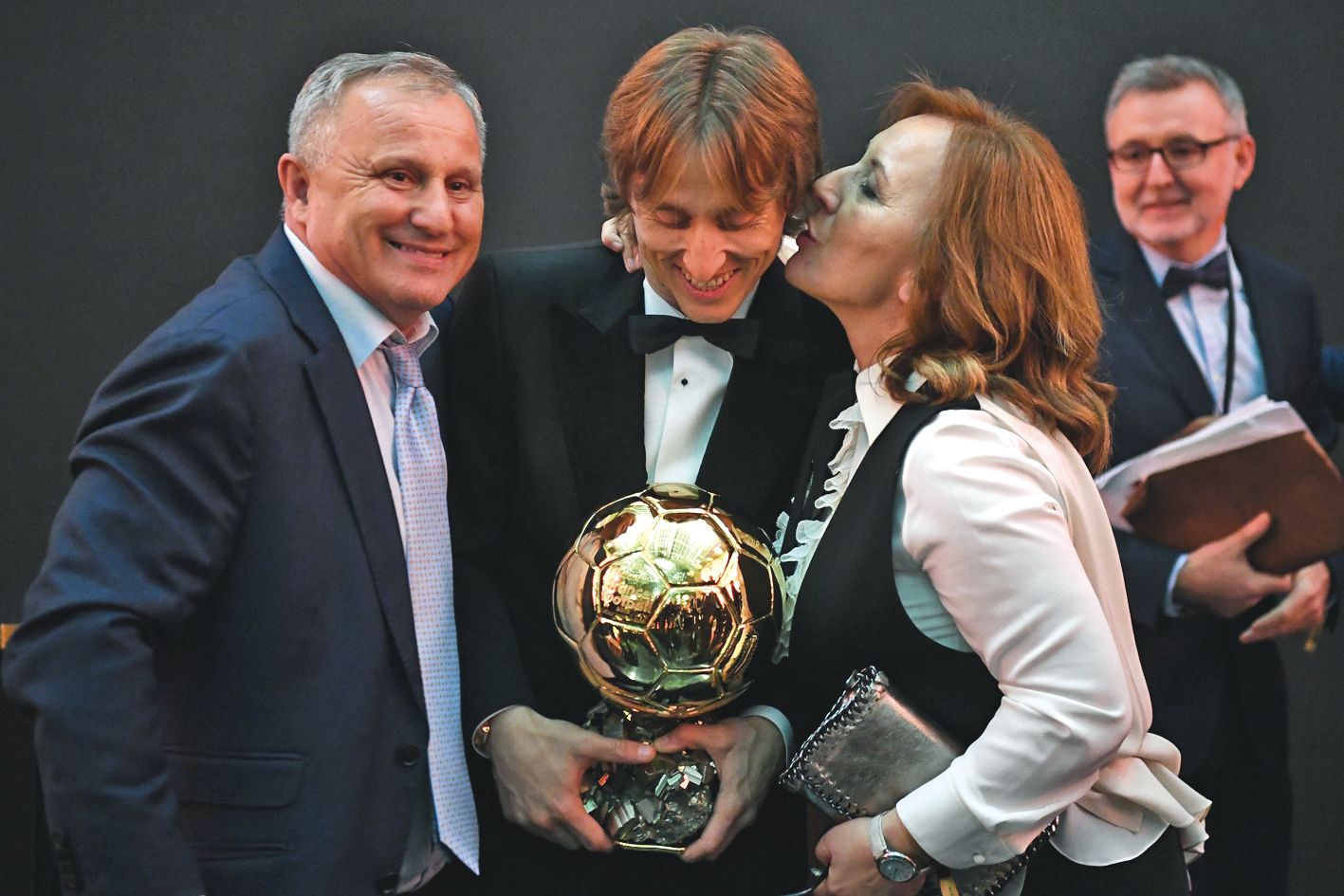 Luka Modric, costume impeccable, a été félicité par ses parents. Photo AFP