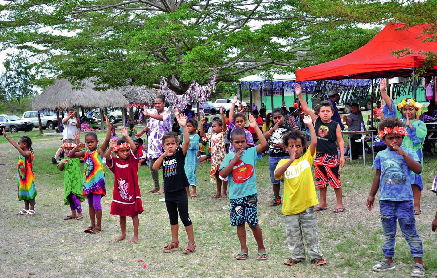 Les enfants  de l’école maternelle ont dansé en mimant  un chant religieux  Dieu est grand.