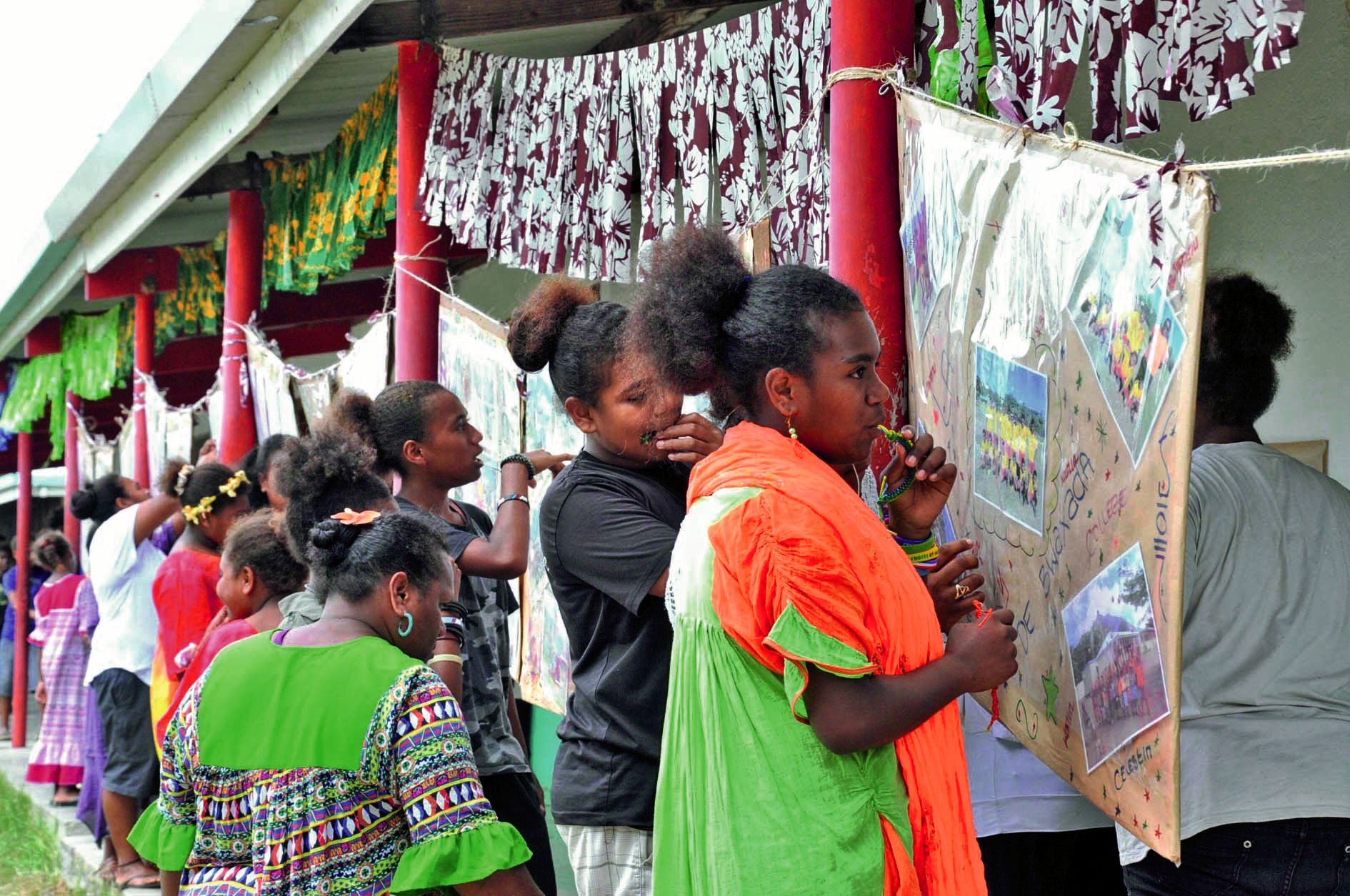 Élèves, parents et le public ont pu consulter les panneaux avec des photos et des témoignages sur les 40 ans de Baganda.