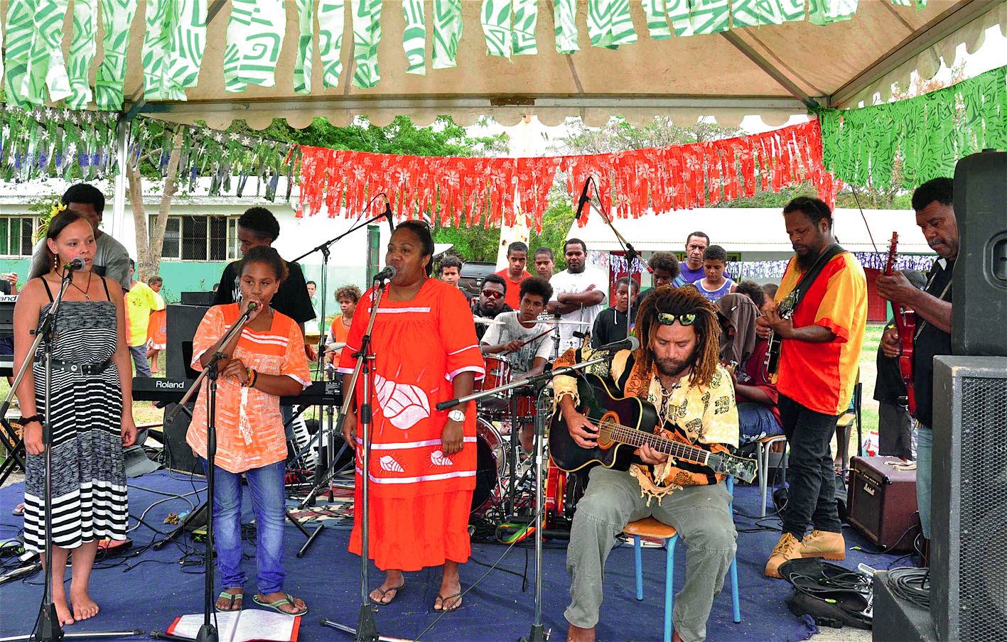 Le groupe Vibration Symphonie, composé de sept collégiens,  de quatre professeurs et d’un éducateur de l’internat, a répété tous les mercredis après-midi depuis le début  de l’année pour  se produire jeudi.