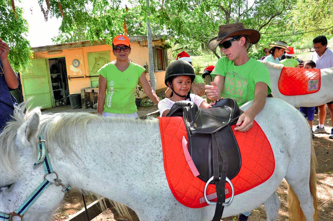 Bien qu’un peu craintifs au départ, les élèves ont appris à seller leur poney, mis en confiance par Andoline, la monitrice du club équestre La Crinière, et par les auxiliaires de la vie scolaire.