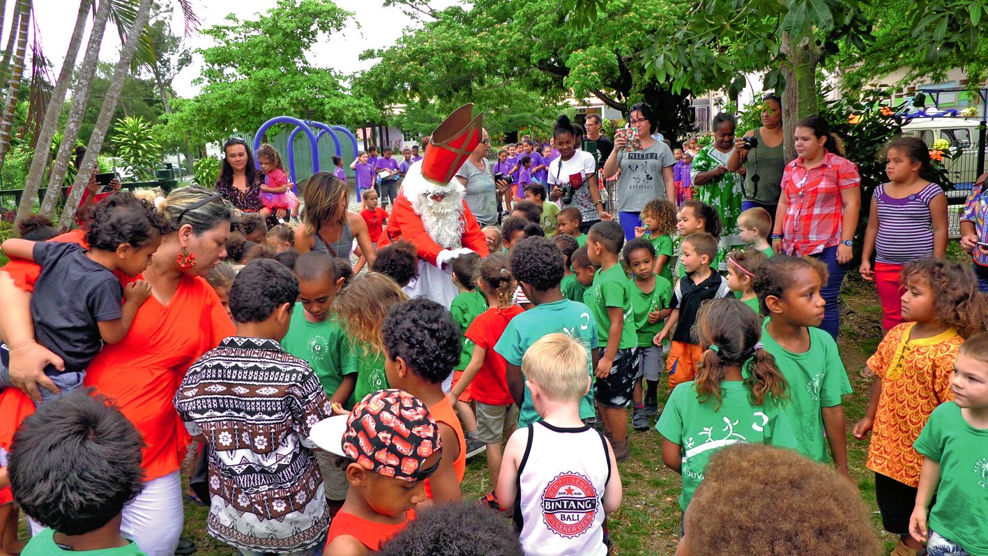 Dès son arrivée, les enfants ont acclamé saint Nicolas et les maîtresses ont eu un peu de mal  à calmer la joie des plus petits.