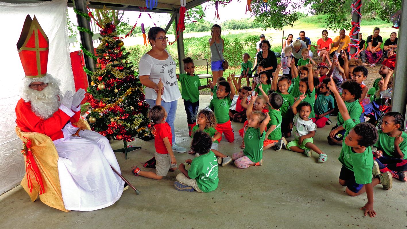 Au cours de cette visite, le saint protecteur des enfants s’est installé confortablement  et a distribué des cadeaux aux tout petits, qui lui ont chanté des chansons pour le remercier  de sa visite. Après toutes ces émotions, les enfants ont partagé un gr