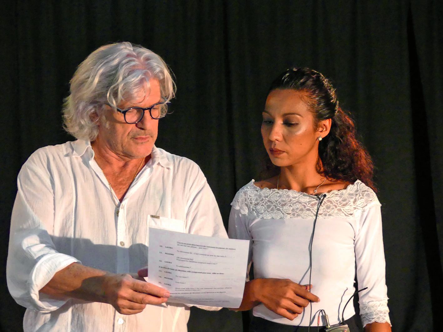 Alain Mardel, directeur de casting, donne quelques conseils  à Isabelle avant sa captation filmée. Photo E.C.