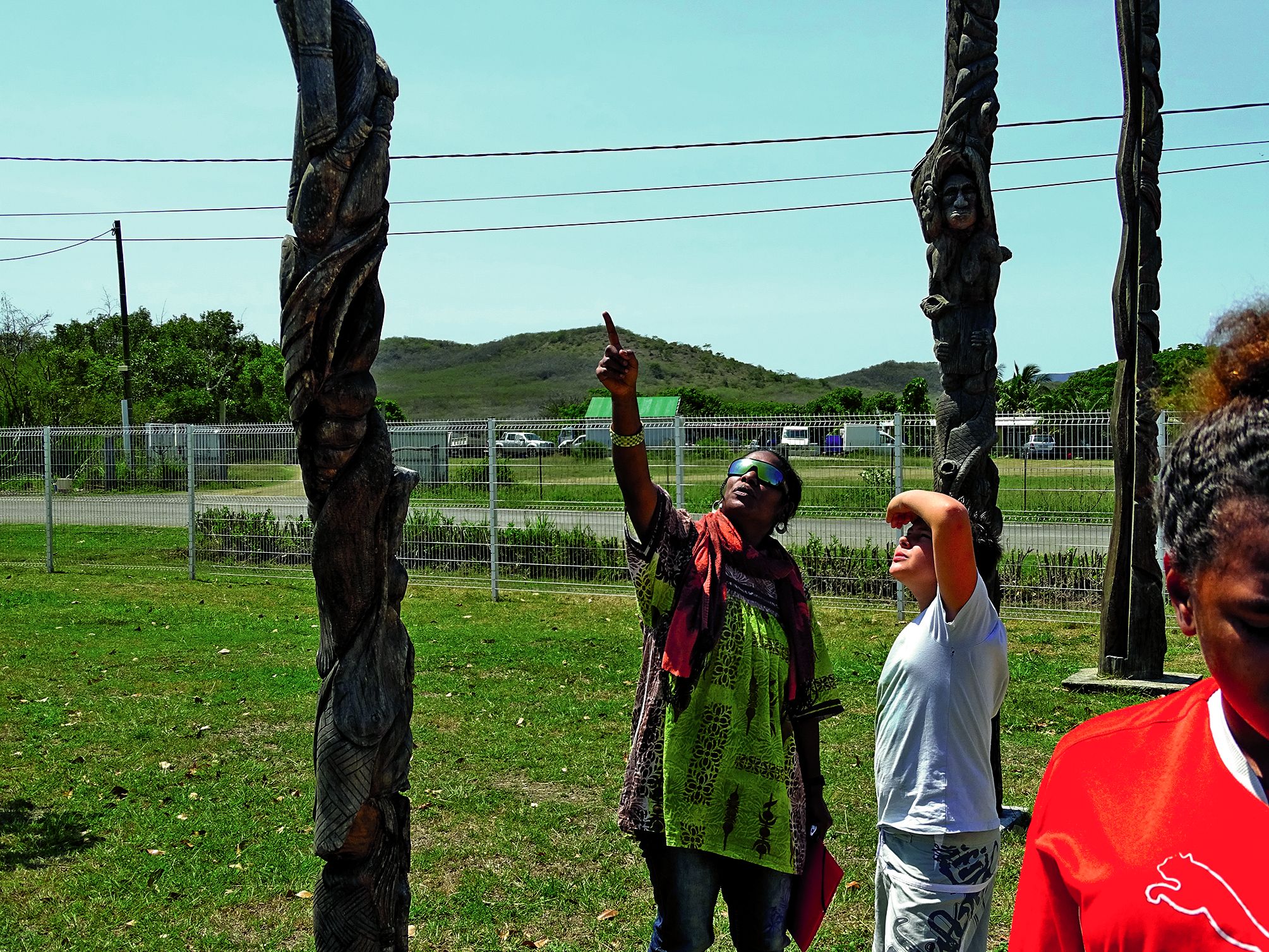 Les collégiens ont appris que, par le passé, le site sur lequel ils se trouvaient était un espace de rencontre et de troc entre les clans de la mer et ceux des montagnes. D’où les motifs qui ont été sculptés sur les poteaux dans le jardin.