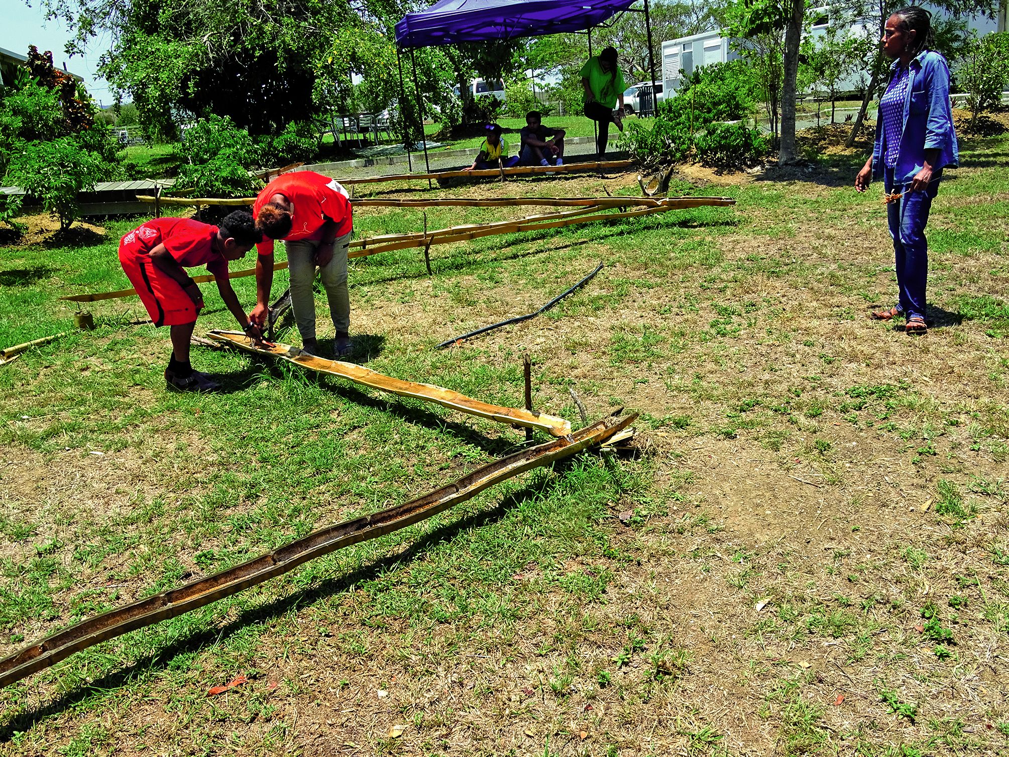 Durant l’atelier contes et légendes, les élèves ont fait connaissance avec la légende de Ba et de Co. Des bambous dans lesquels coule de l’eau ont permis de mettre en lumière cette histoire.
