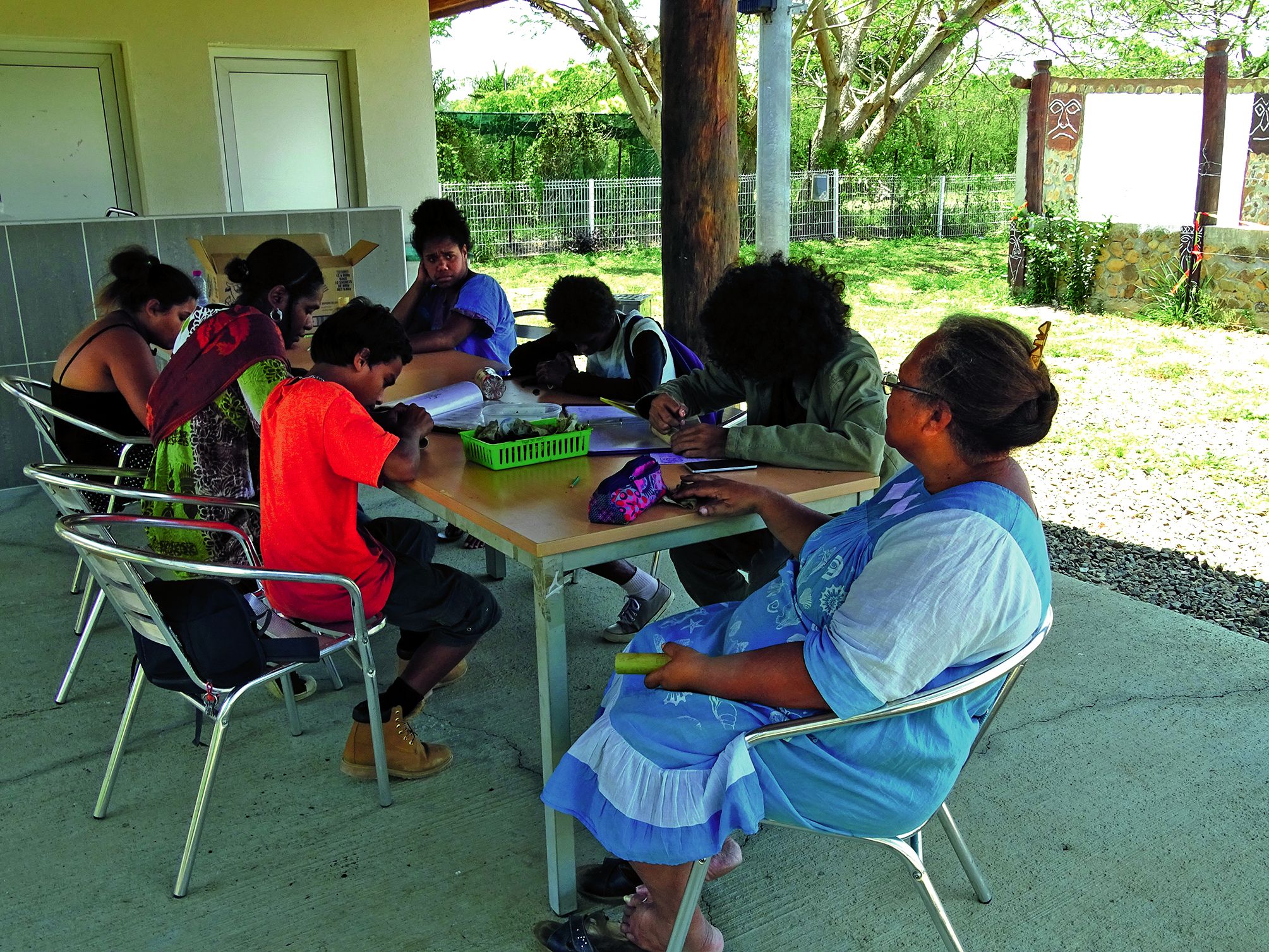 Les jeunes Bouraillais ont été initiés à la gravure sur bambou par Paula Boi Gony. « Certains élèves sont très doués. Ils ont assimilé la technique rapidement et ont pu ainsi créer leur propre bambou sculpté », s’enthousiasme l’artiste encadrante.